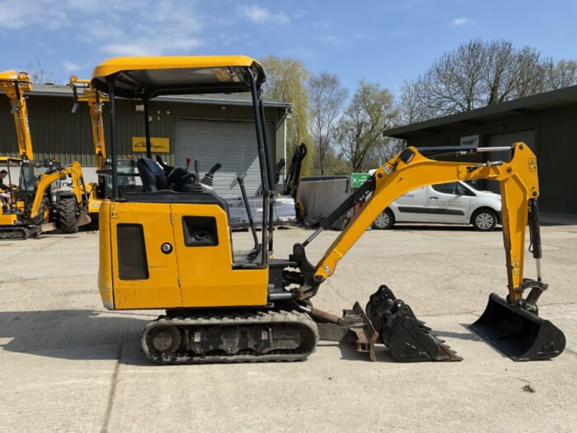 COMPACT POWERHOUSE: JCB 15C-1 MINI EXCAVATOR - Image 5 of 9