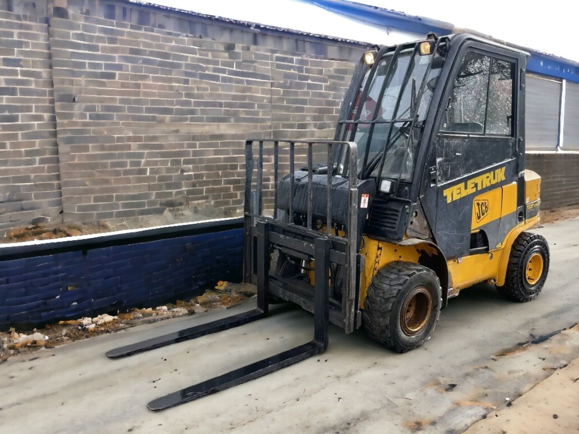 IMPRESSIVE 2002 FORKLIFT: YOUR ULTIMATE INDUSTRIAL COMPANION - Image 6 of 12