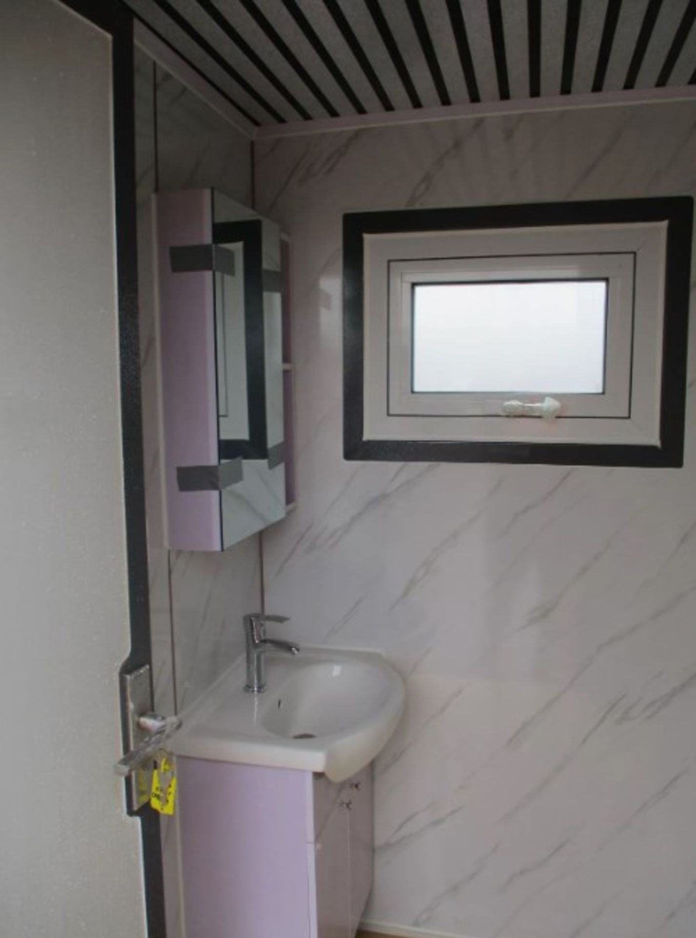 SHIPPING CONTAINER SHOWER/TOILET BLOCK - COMPACT AND CONVENIENT - Bild 3 aus 9
