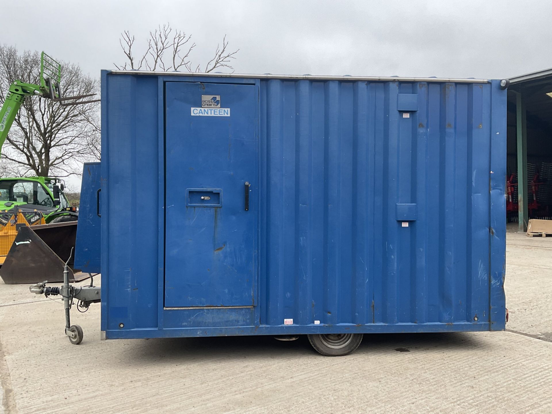 BOSS CABIN WELFARE UNIT WITH W/C, KITCHEN/DINING AREA, AND RED BOX POWER GENERATOR - Image 8 of 12