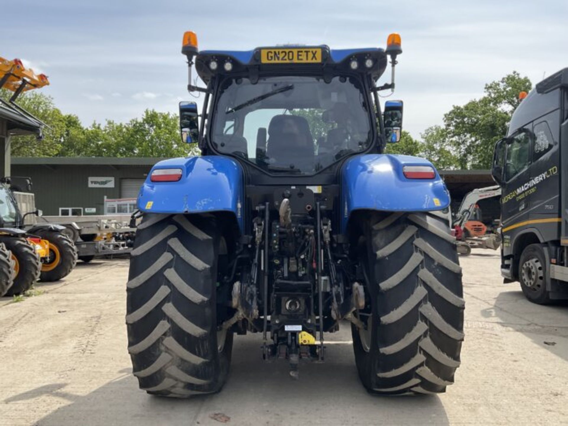POWERFUL AND VERSATILE: NEW HOLLAND T7.210 TRACTOR - Image 8 of 12