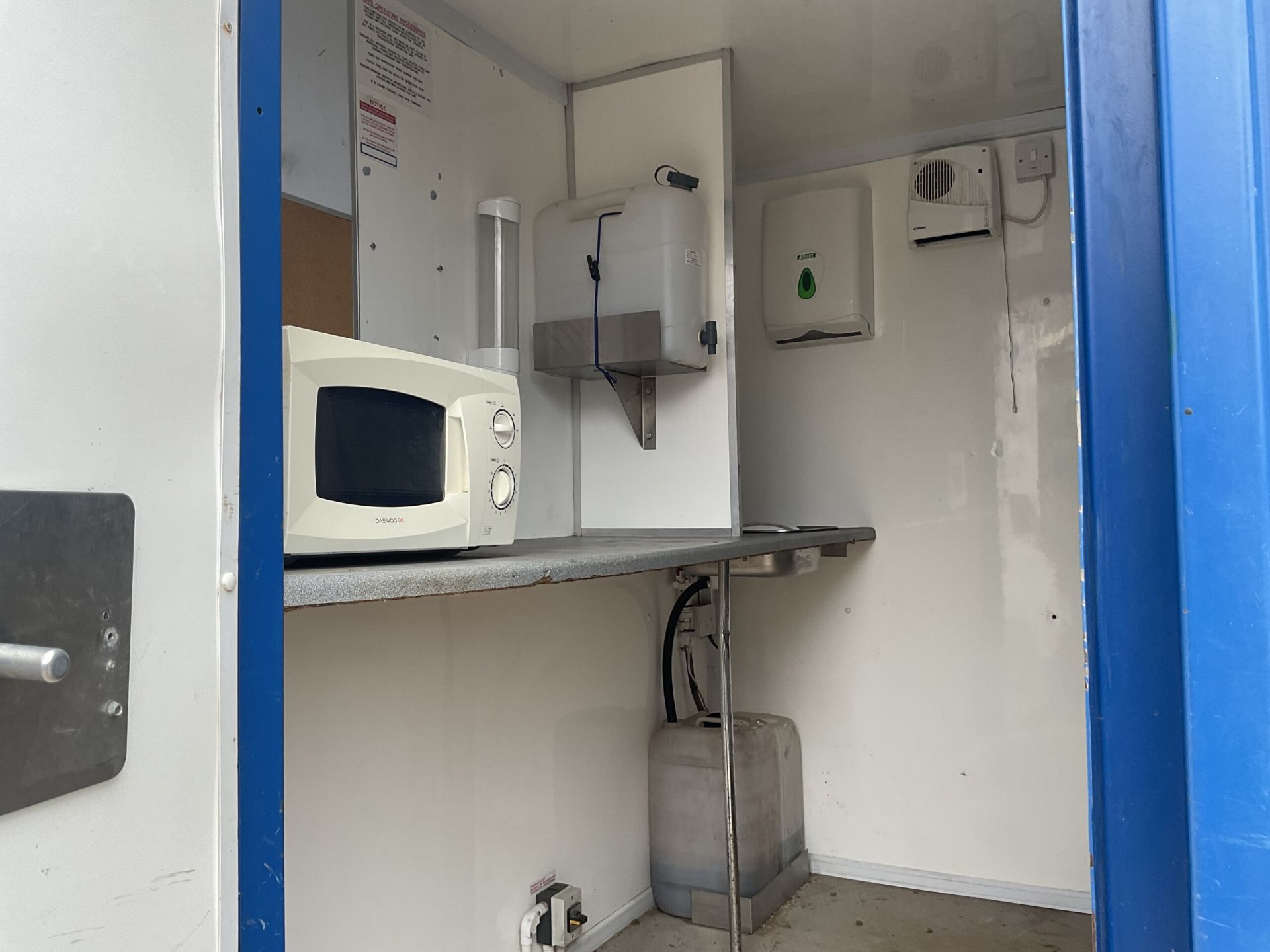 BOSS CABIN WELFARE UNIT WITH W/C, KITCHEN/DINING AREA, AND RED BOX POWER GENERATOR - Bild 7 aus 12