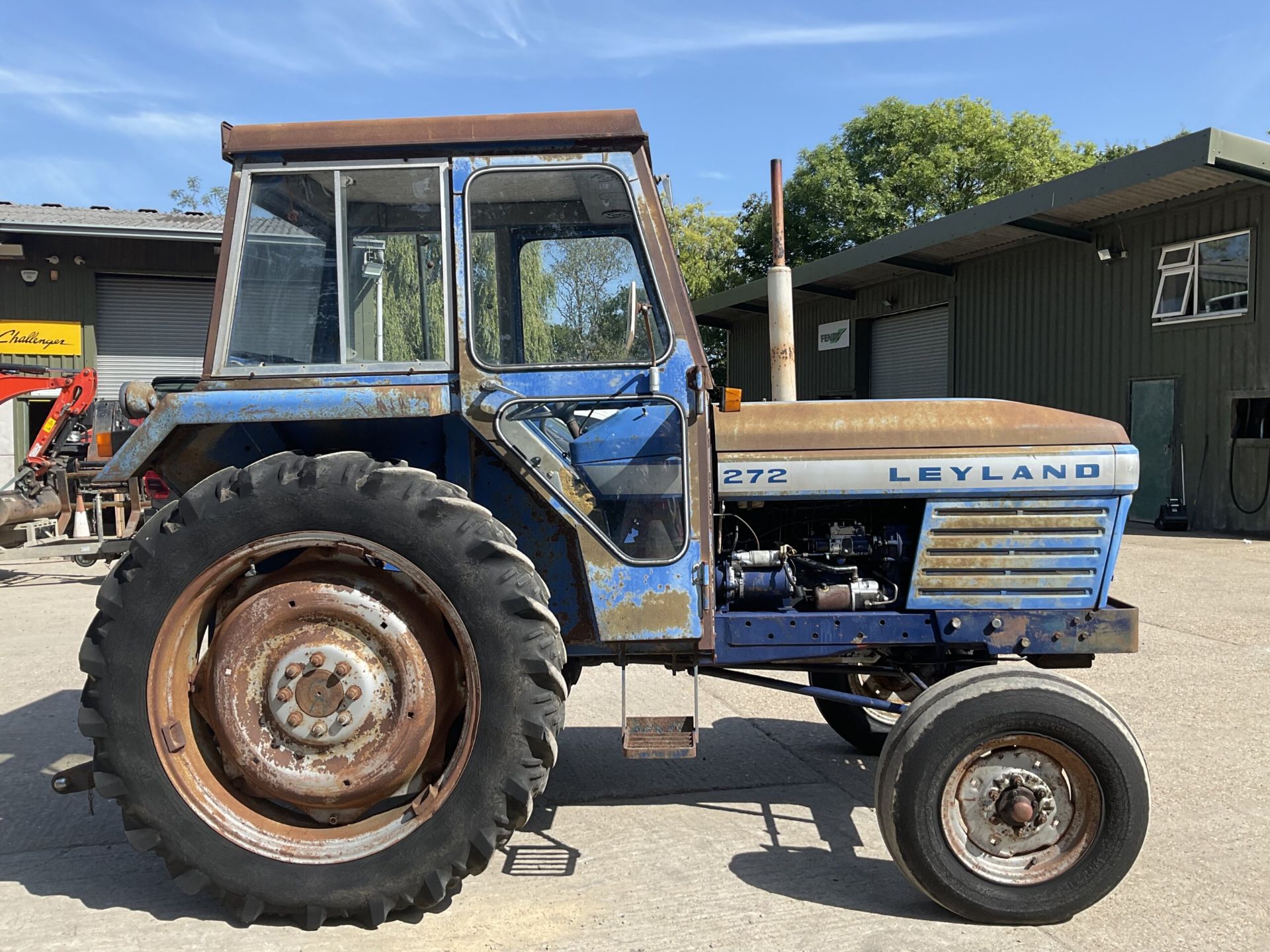 VINTAGE LEYLAND 272 TRACTOR - Image 3 of 14