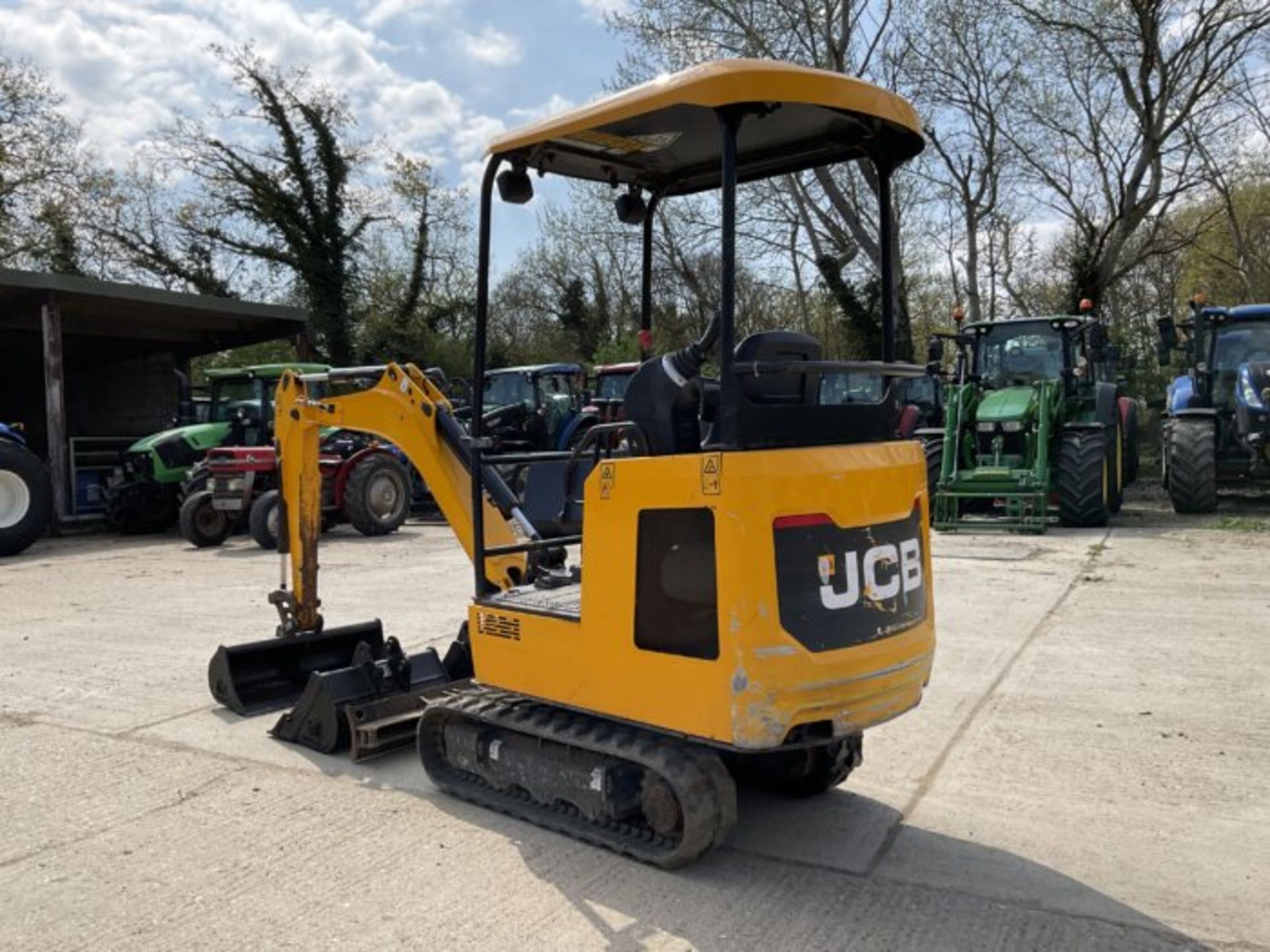 COMPACT POWERHOUSE: JCB 15C-1 MINI EXCAVATOR - Bild 8 aus 9