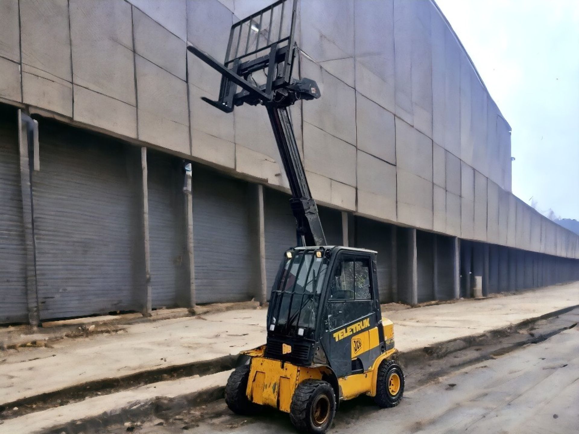 IMPRESSIVE 2002 FORKLIFT: YOUR ULTIMATE INDUSTRIAL COMPANION - Image 5 of 12