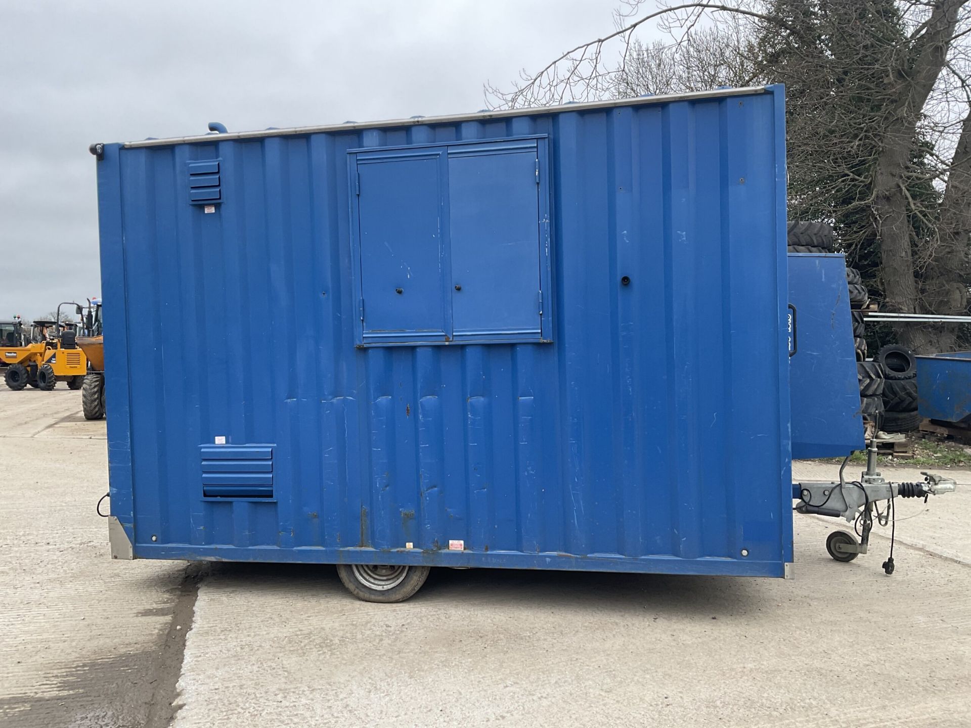 BOSS CABIN WELFARE UNIT WITH W/C, KITCHEN/DINING AREA, AND RED BOX POWER GENERATOR - Image 6 of 12