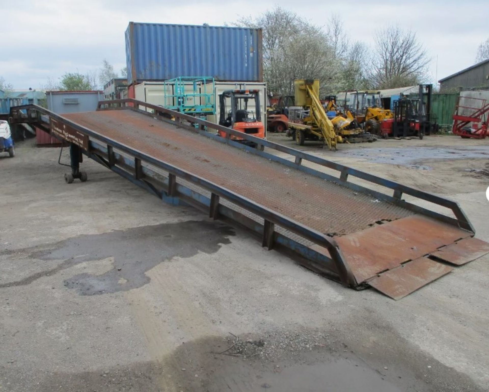 LANTERN CONTAINER LOADING RAMP - YOUR SOLUTION FOR EFFICIENT CARGO HANDLING