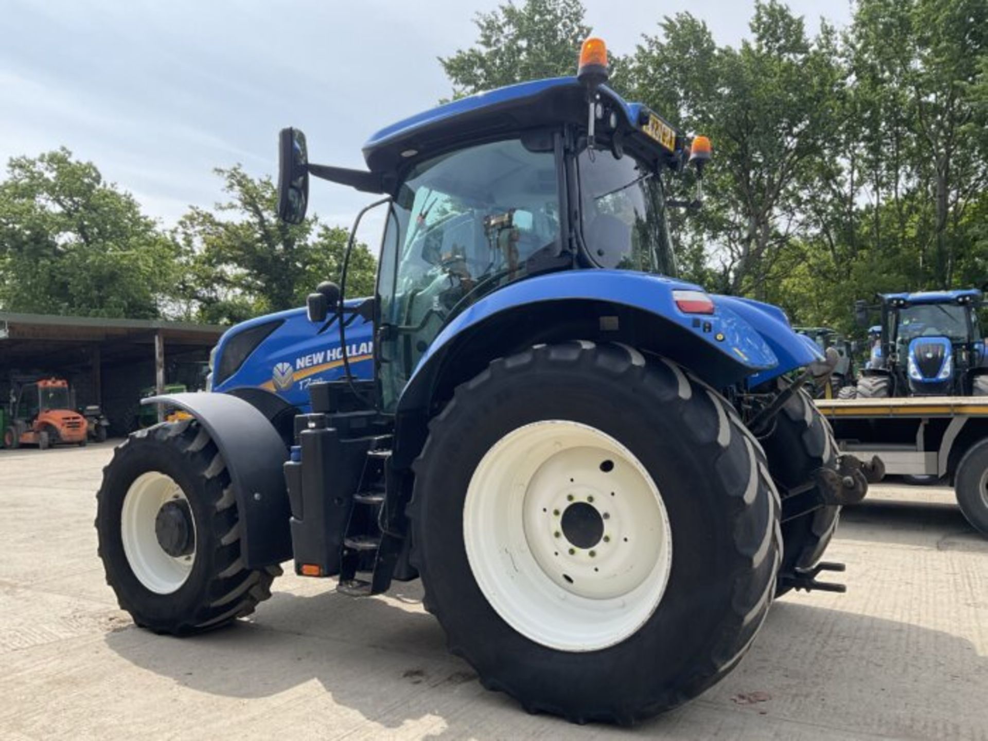 POWERFUL AND VERSATILE: NEW HOLLAND T7.210 TRACTOR - Image 9 of 12