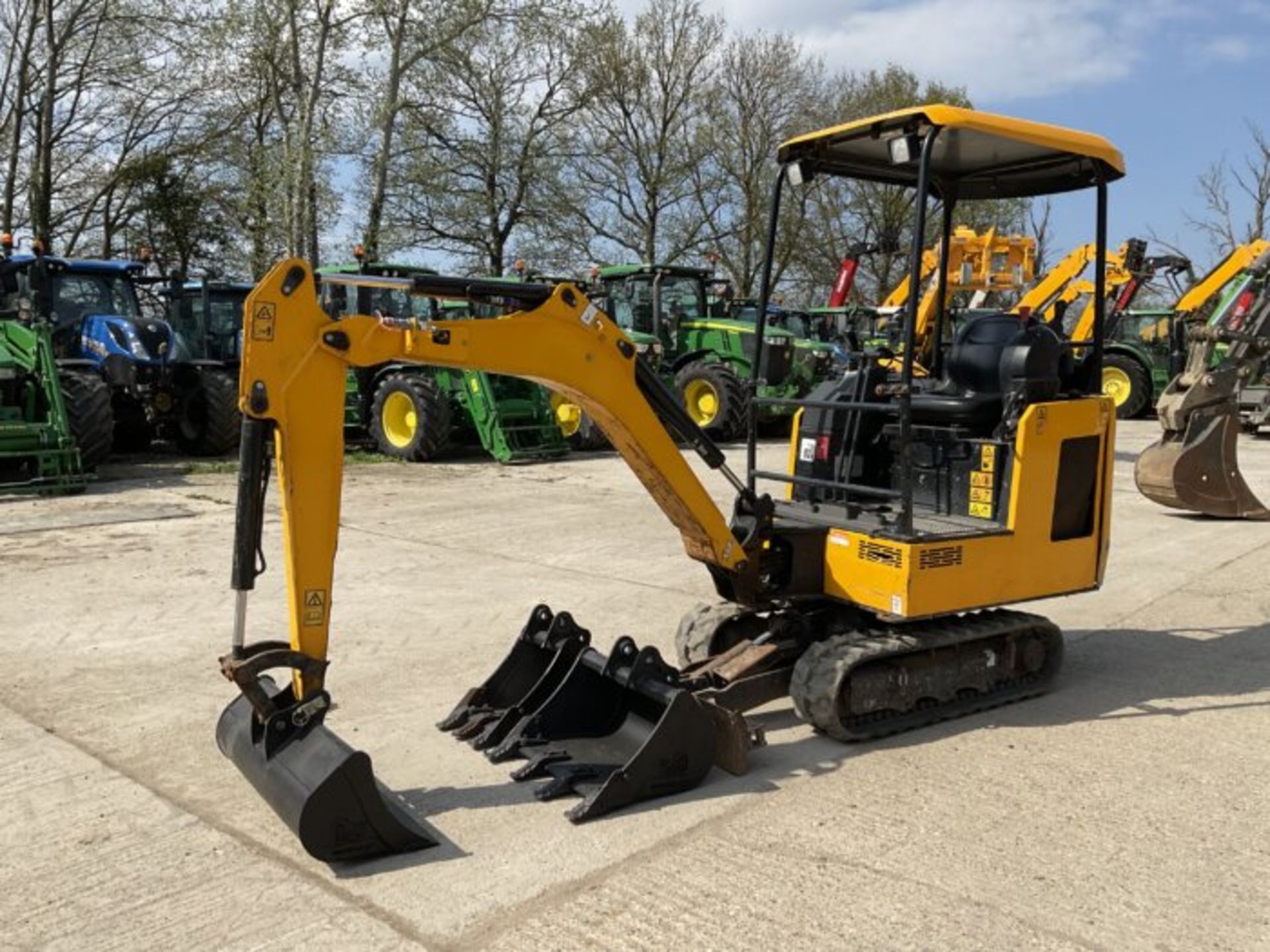 COMPACT POWERHOUSE: JCB 15C-1 MINI EXCAVATOR - Bild 2 aus 9