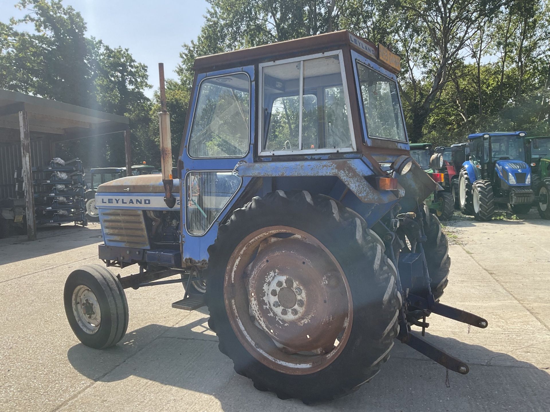 VINTAGE LEYLAND 272 TRACTOR - Image 11 of 14