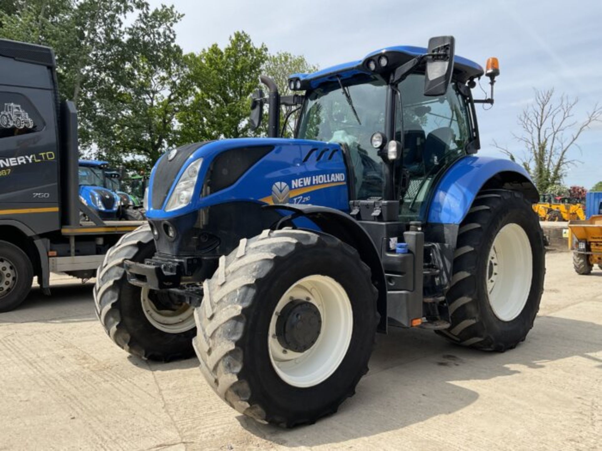 POWERFUL AND VERSATILE: NEW HOLLAND T7.210 TRACTOR - Image 2 of 12