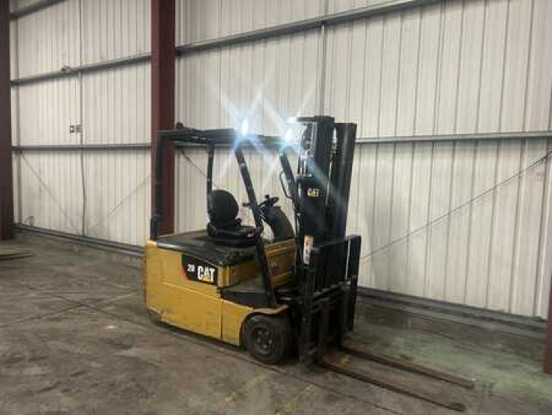 2015 CAT LIFT TRUCKS EP20PNT ELECTRIC FORKLIFT - Image 3 of 4