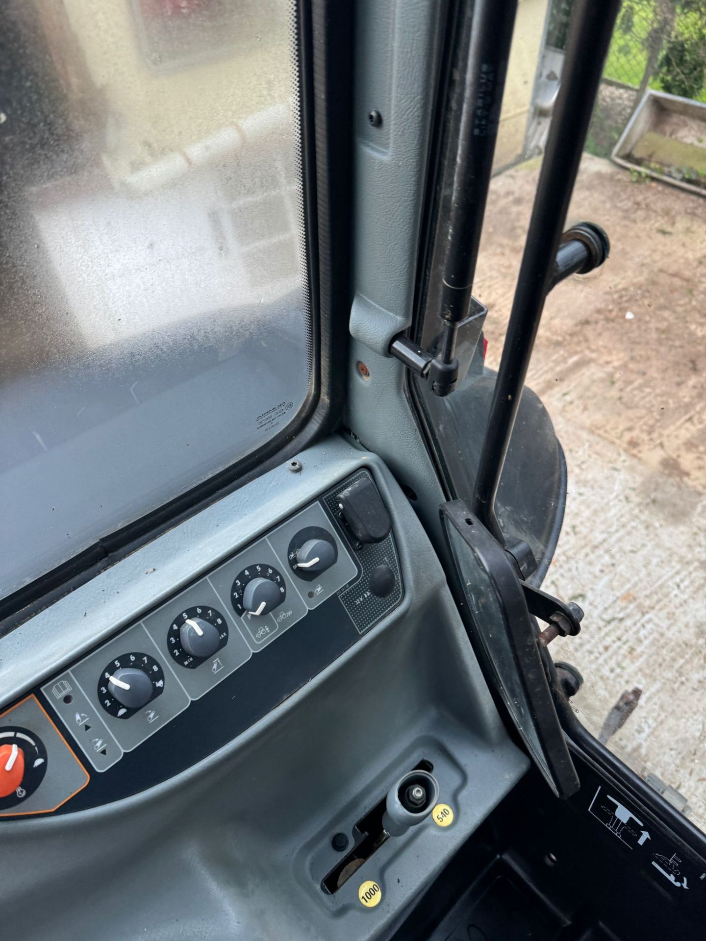 VERSATILE AND POWERFUL: VALTRA A93 WITH LOADER - AUCTION NOW OPEN! - Bild 13 aus 18