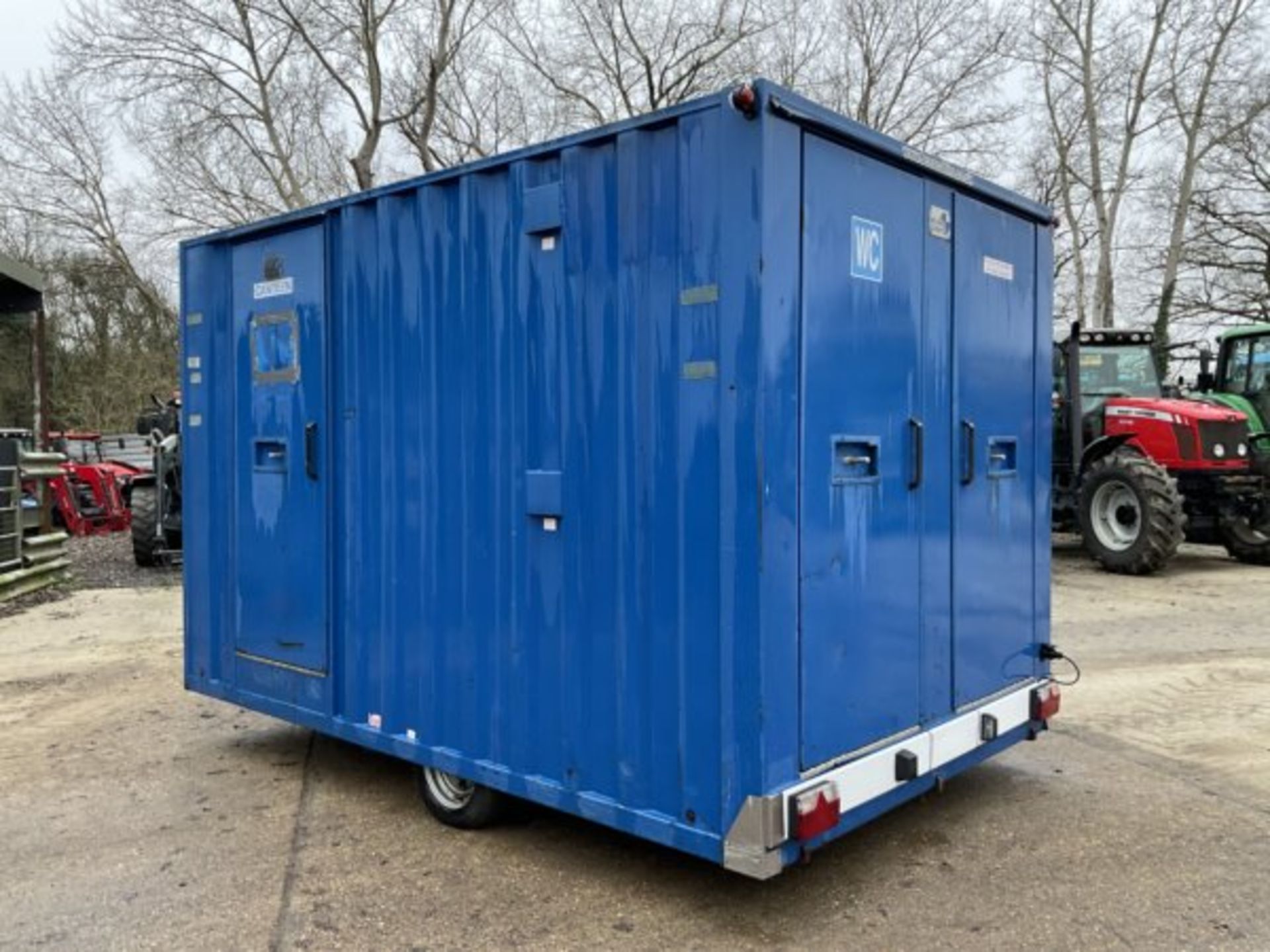 BOSS CABIN WELFARE UNIT WITH KITCHEN/DINING AREA, W/C, AND RED BOX POWER GENERATOR - Image 6 of 10