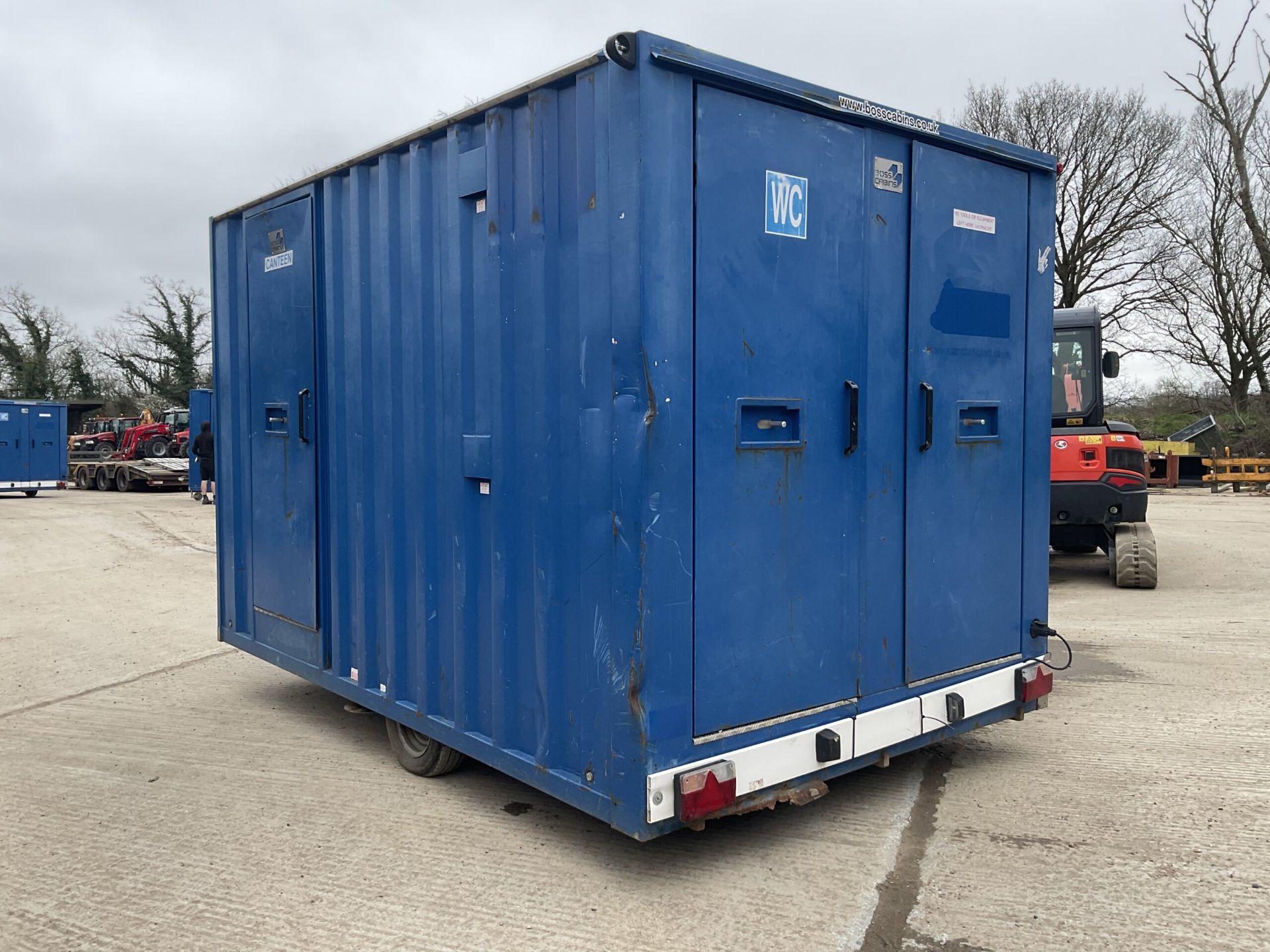 BOSS CABIN WELFARE UNIT WITH W/C, KITCHEN/DINING AREA, AND RED BOX POWER GENERATOR - Image 3 of 12