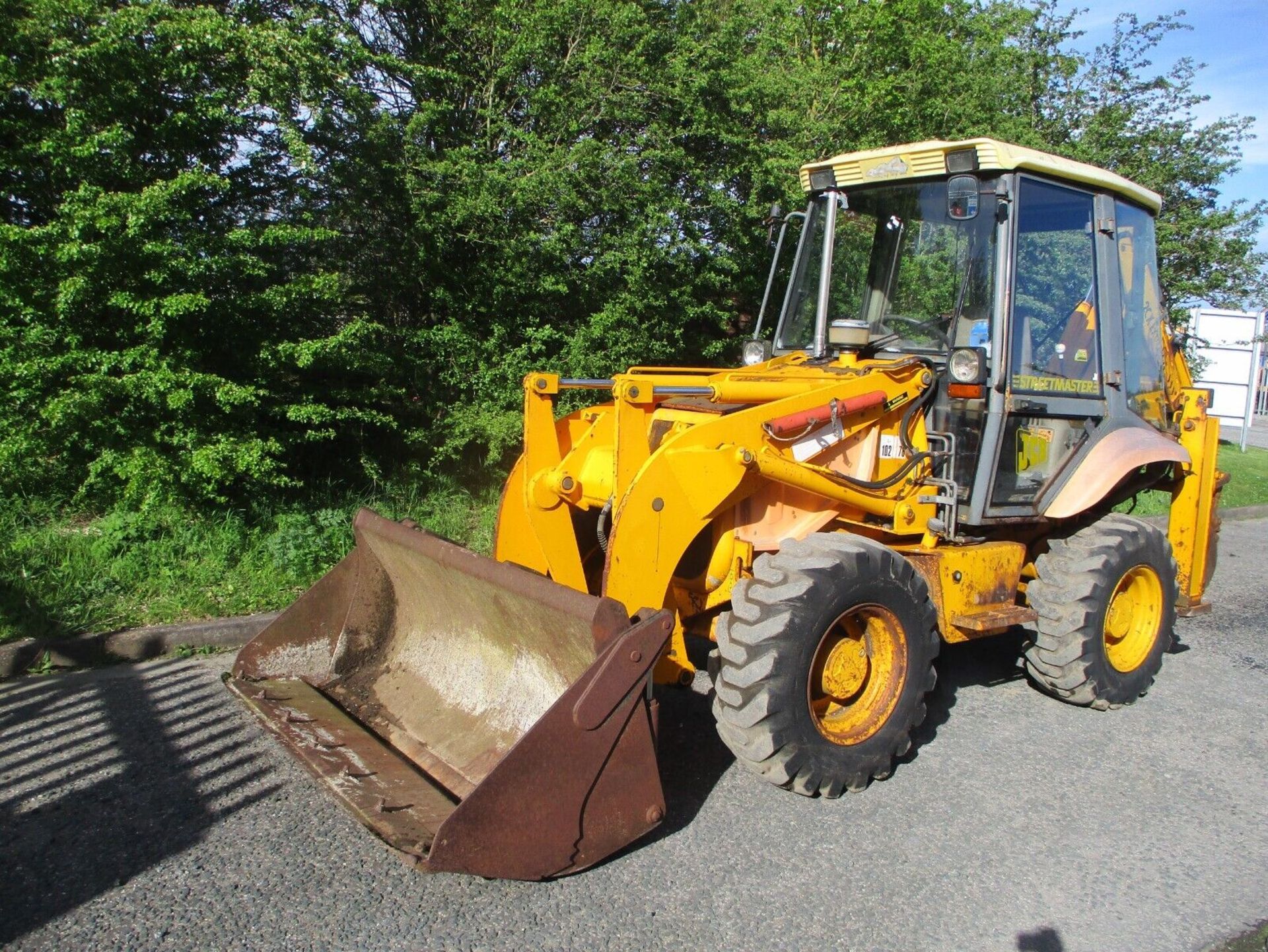 UNLEASH POWER AND PRECISION WITH THE JCB 2CX STREETMASTER! - Image 3 of 12