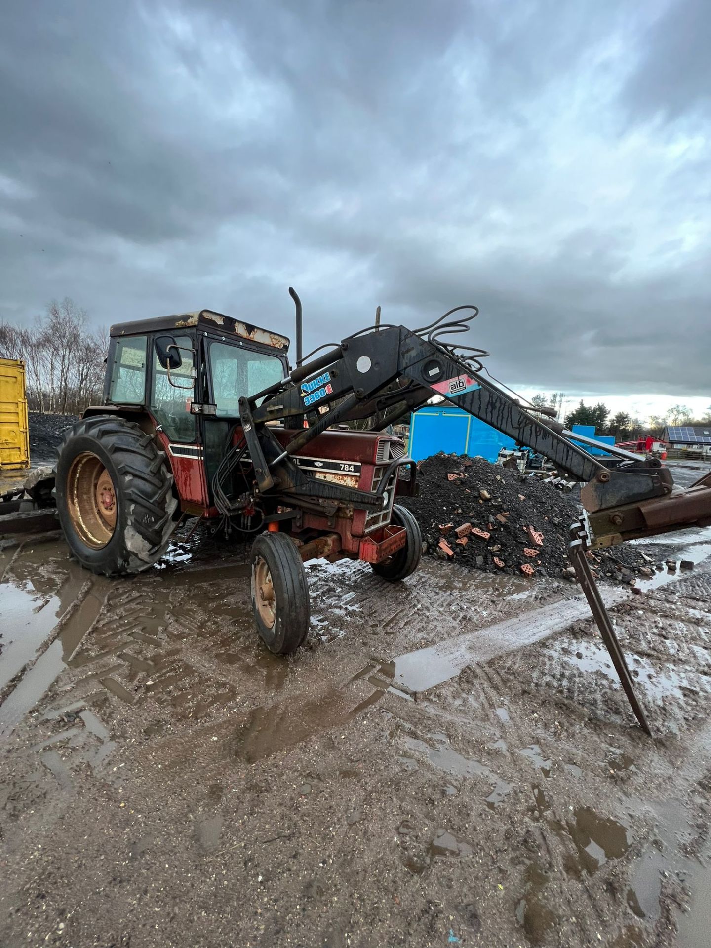 LOADER TRACTOR START RUNS AND DRIVES - Image 2 of 4