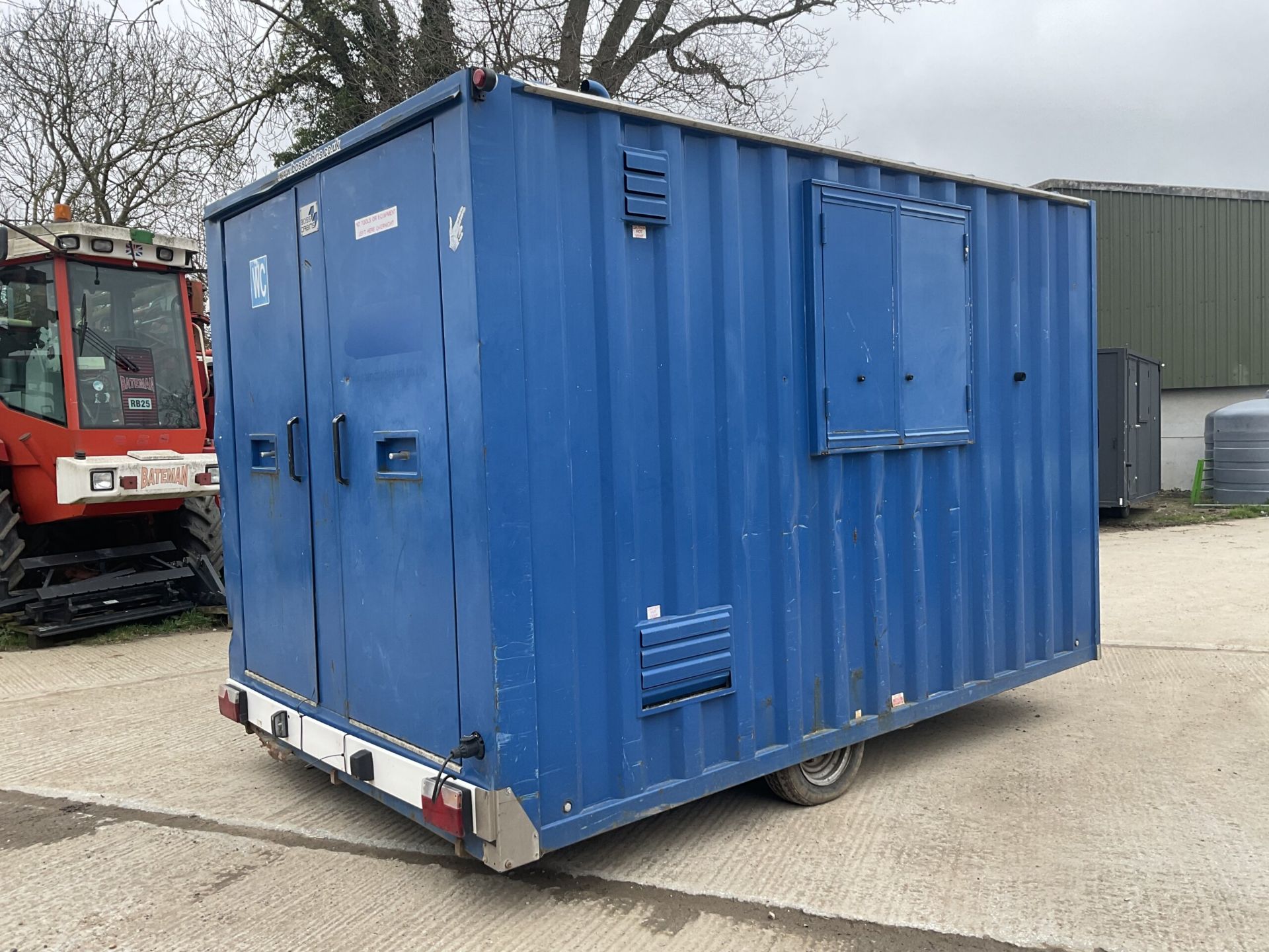 BOSS CABIN WELFARE UNIT WITH W/C, KITCHEN/DINING AREA, AND RED BOX POWER GENERATOR - Image 5 of 12