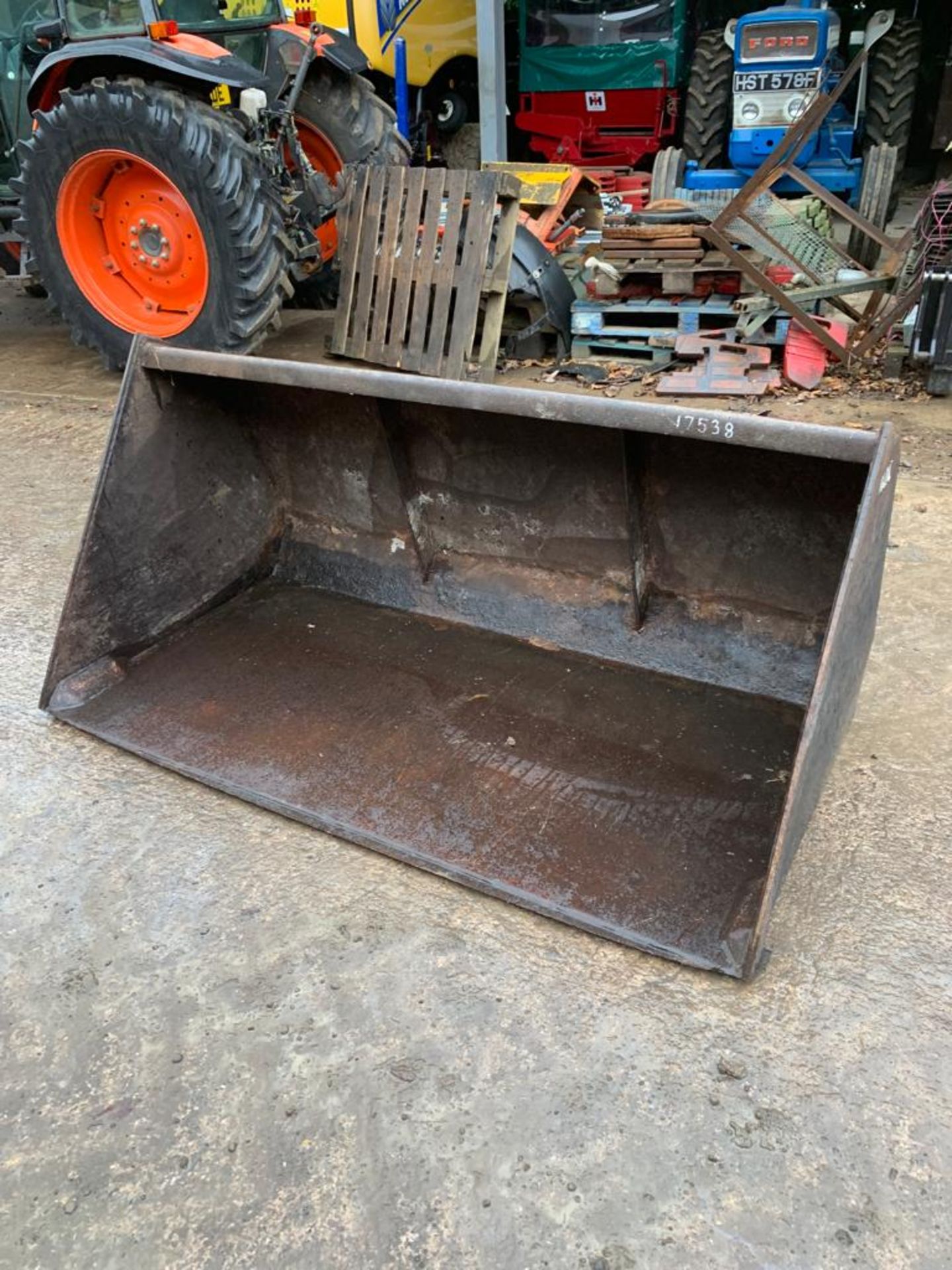 BUCKET C/W TRIMA BRACKETS - Bild 2 aus 2