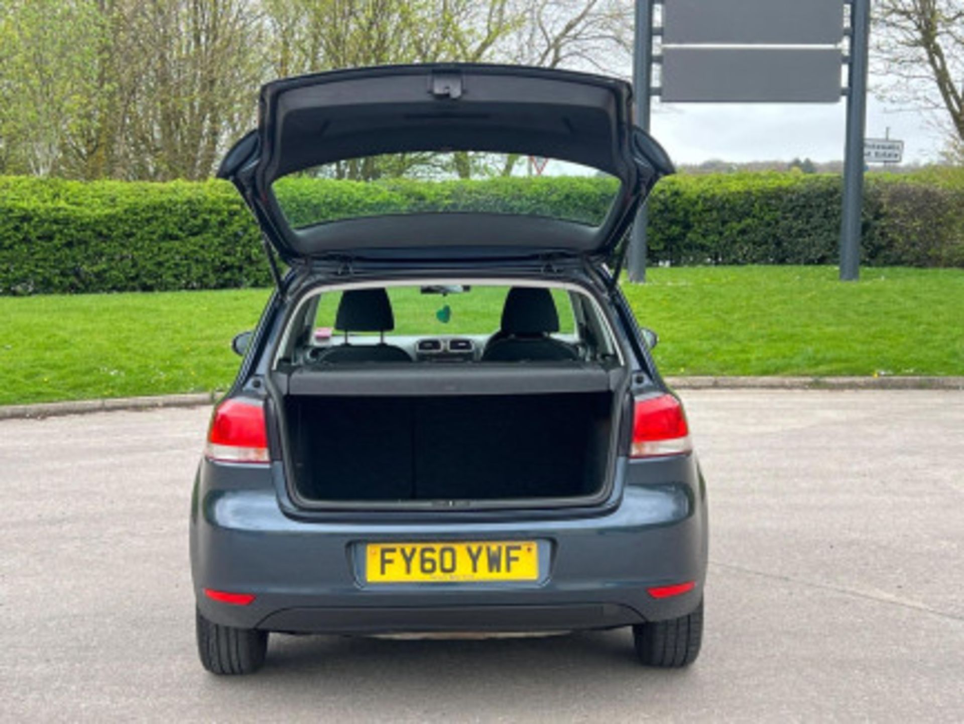 ELEVATE YOUR JOURNEY WITH THE VOLKSWAGEN GOLF 1.4 S EURO 5 5DR >>--NO VAT ON HAMMER--<< - Image 36 of 108