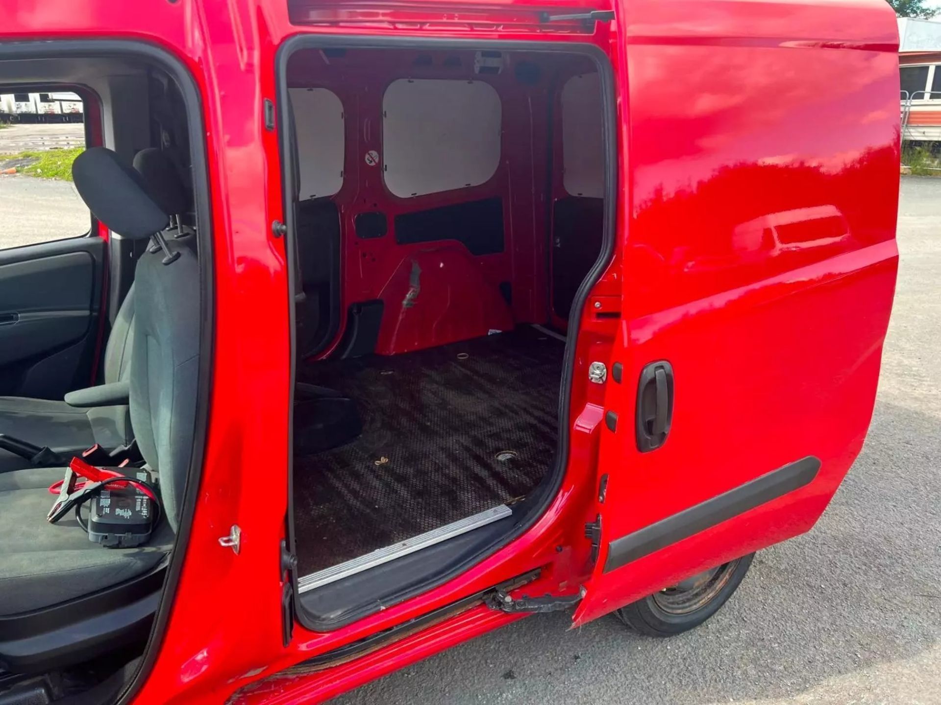 >>--NO VAT ON HAMMER--<< 2013 FIAT DOBLO CDTI PANEL VAN - LOW MILEAGE, FULL SERVICE HISTORY - Image 7 of 12