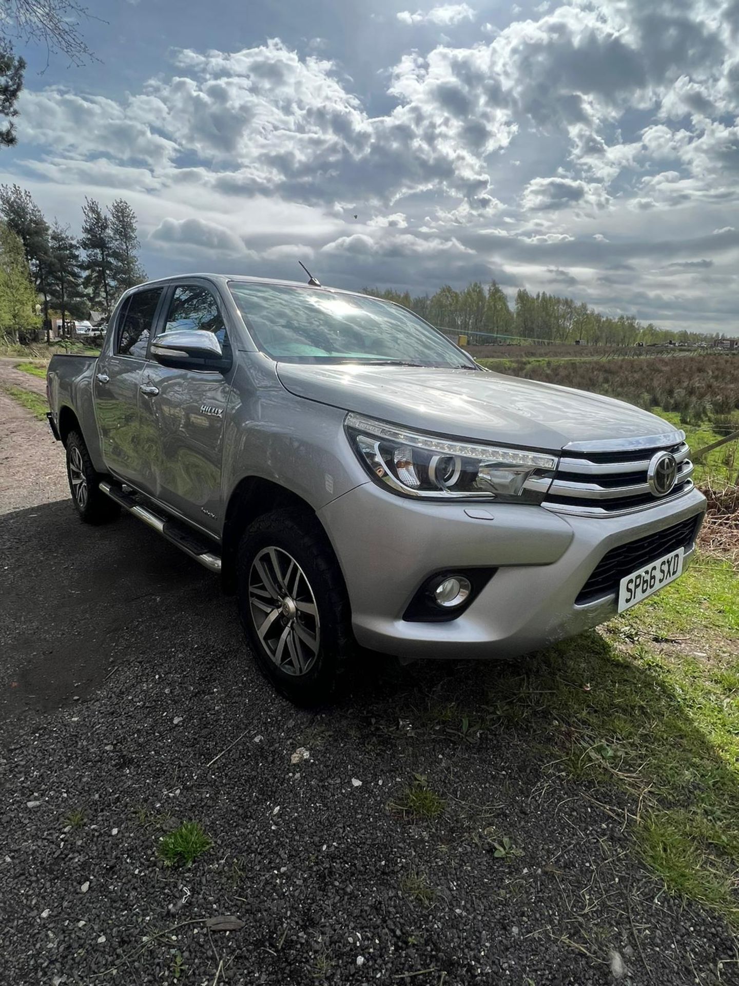 TOYOTA HILUX INVINCIBLE - Image 2 of 25