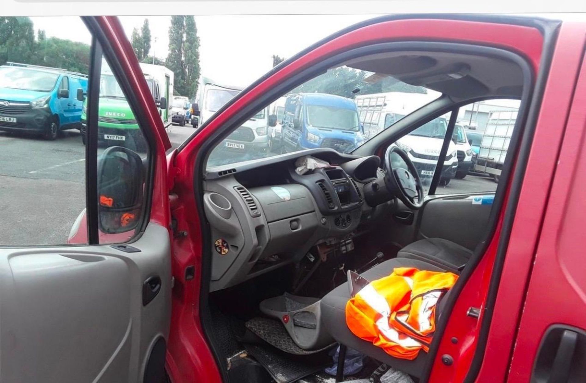 2013 VAUXHALL VIVARO LWB PANEL VAN **SPARES OR REPAIRS NON RUNNER - Image 2 of 8