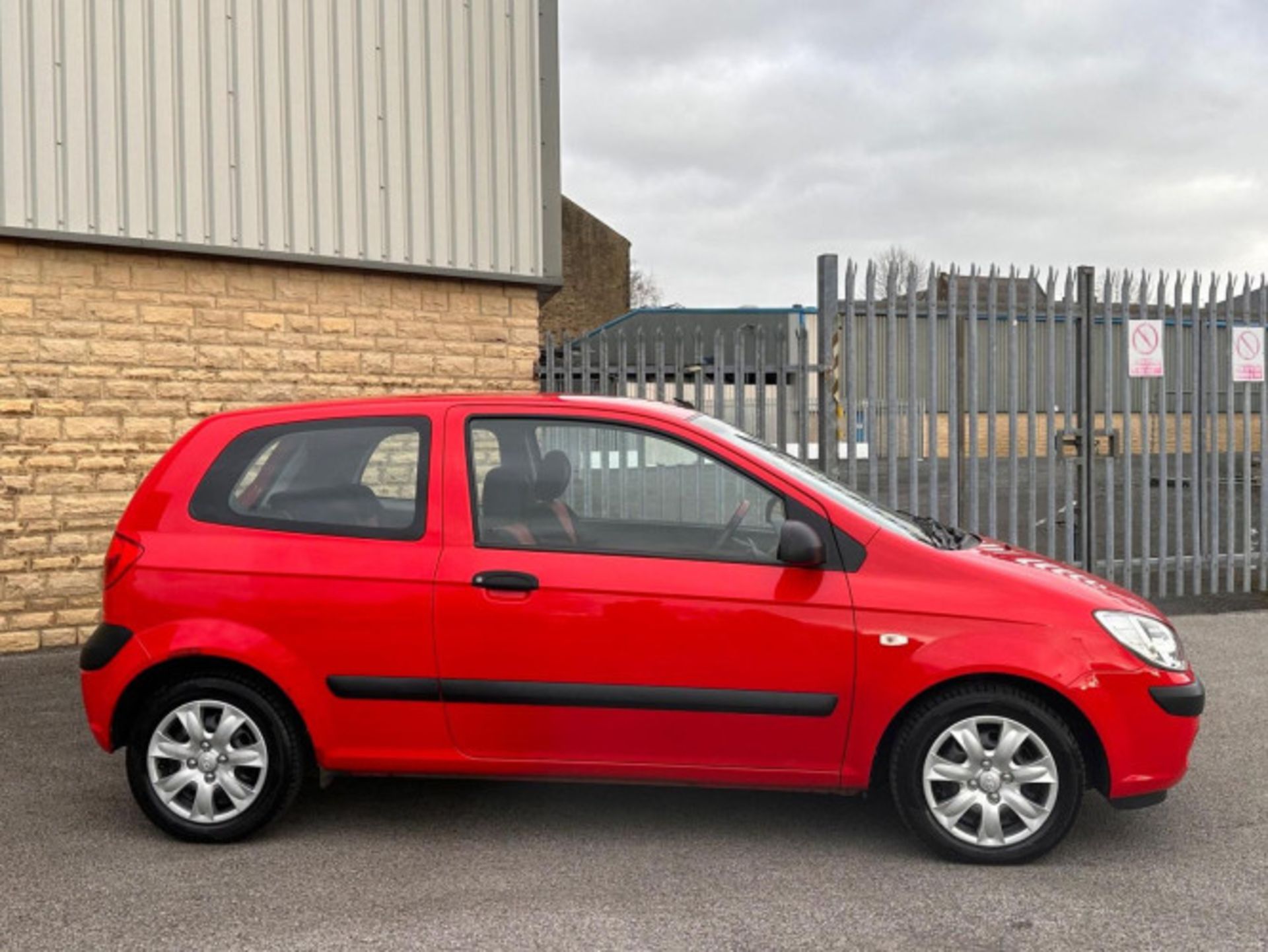 >>--NO VAT ON HAMMER--<< EFFICIENT AND STYLISH HYUNDAI GETZ 1.1 SE 3DR(ONLY 78 K MILES ) - Image 79 of 95