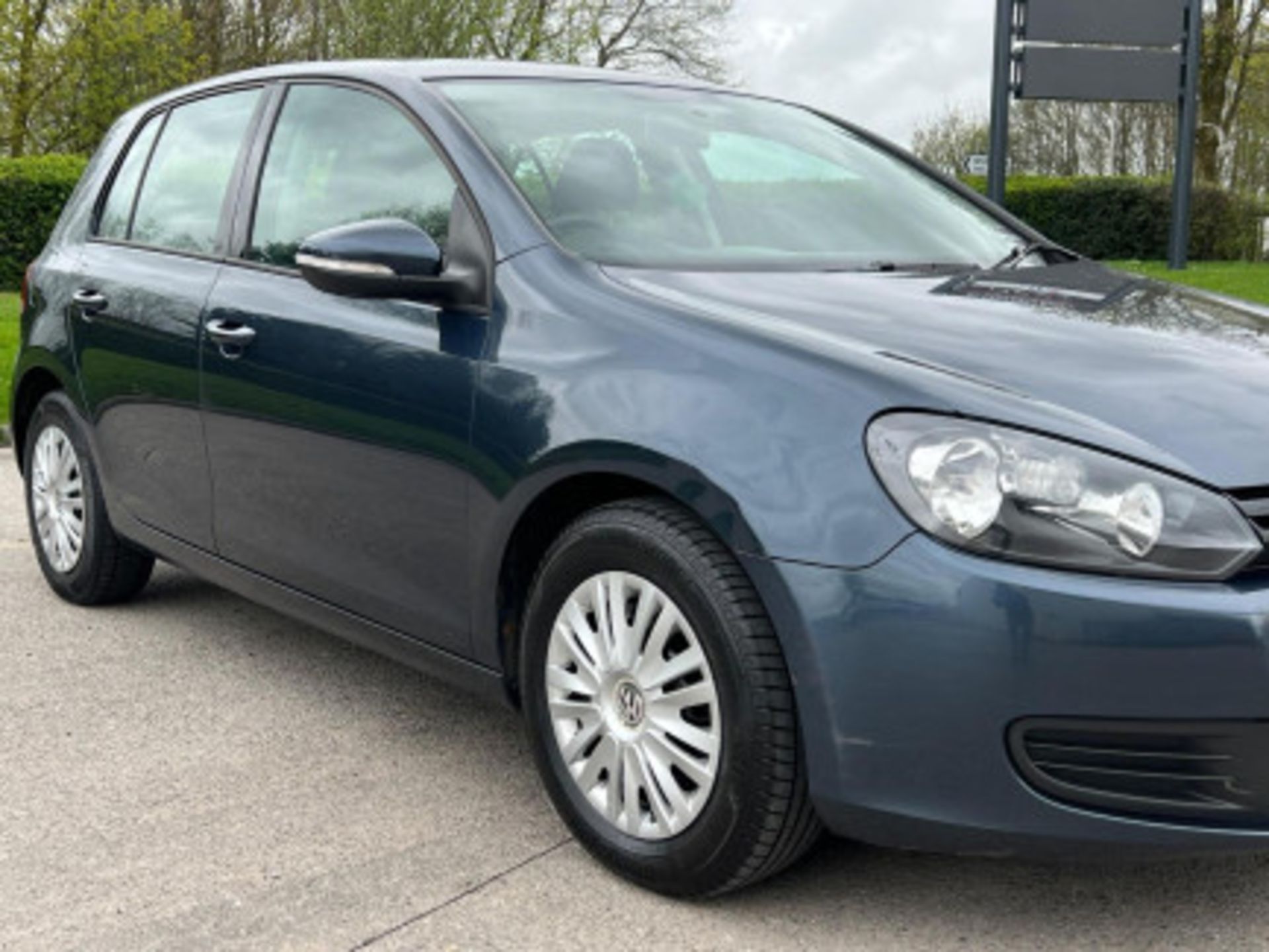 ELEVATE YOUR JOURNEY WITH THE VOLKSWAGEN GOLF 1.4 S EURO 5 5DR >>--NO VAT ON HAMMER--<< - Image 40 of 108