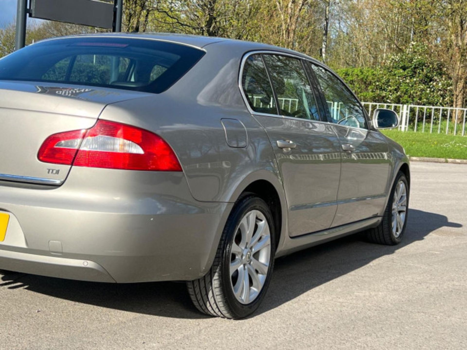 >>--NO VAT ON HAMMER--<<STYLISH AND RELIABLE SKODA SUPERB 1.6 TDI S GREENLINE II EURO 5 - Image 105 of 141