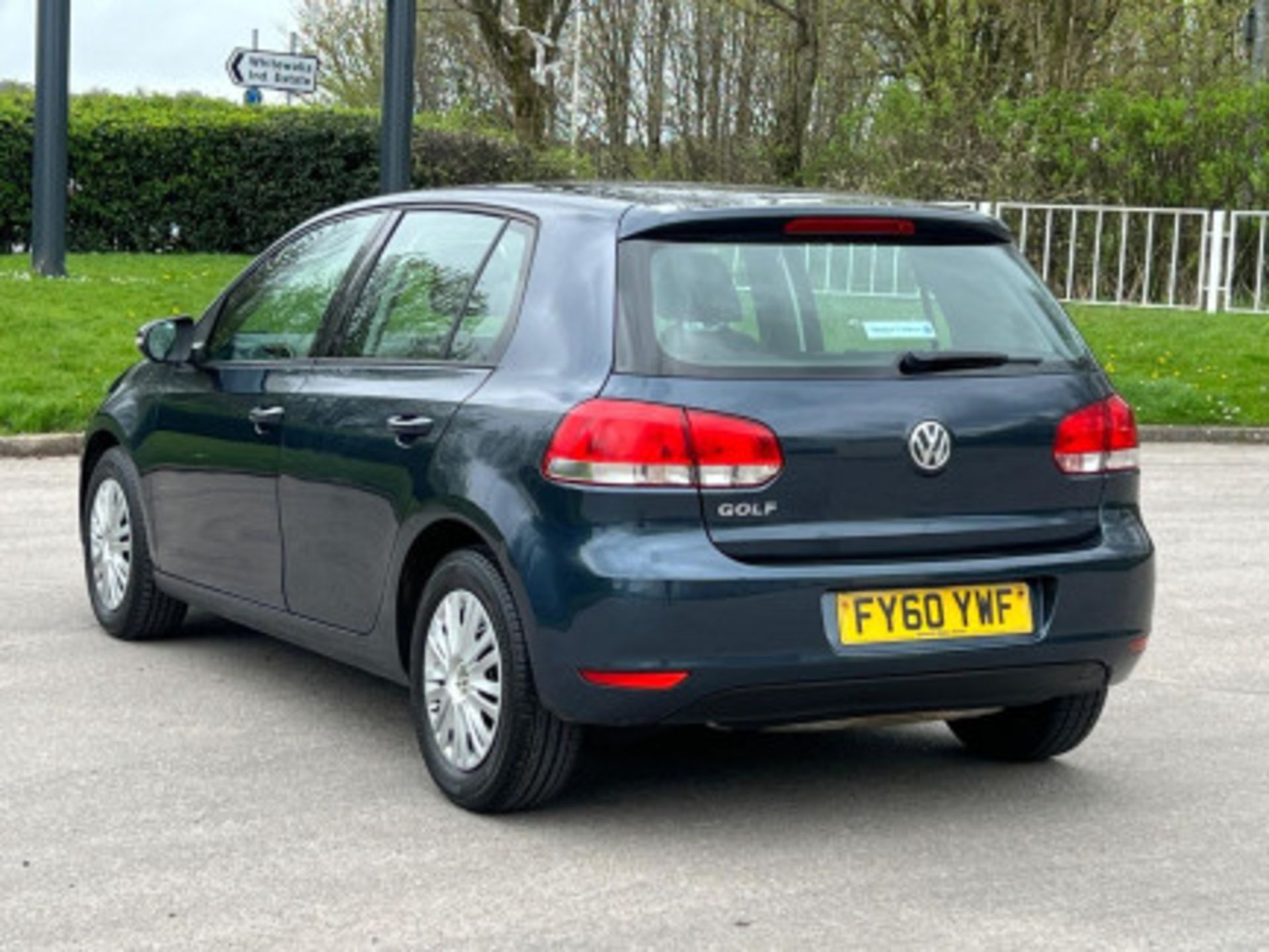 ELEVATE YOUR JOURNEY WITH THE VOLKSWAGEN GOLF 1.4 S EURO 5 5DR >>--NO VAT ON HAMMER--<< - Image 31 of 108