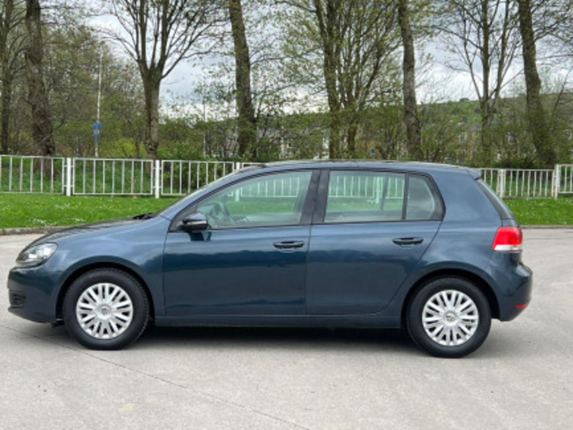 ELEVATE YOUR JOURNEY WITH THE VOLKSWAGEN GOLF 1.4 S EURO 5 5DR >>--NO VAT ON HAMMER--<< - Image 51 of 108