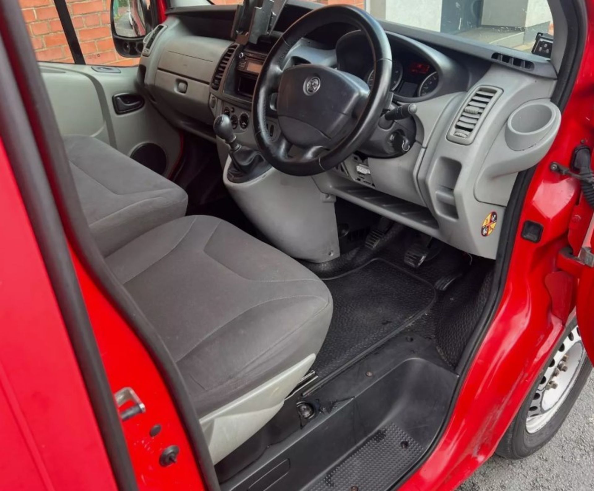 EXCEPTIONAL 2013 VAUXHALL VIVARO LWB L2 PANEL VAN - Image 7 of 13