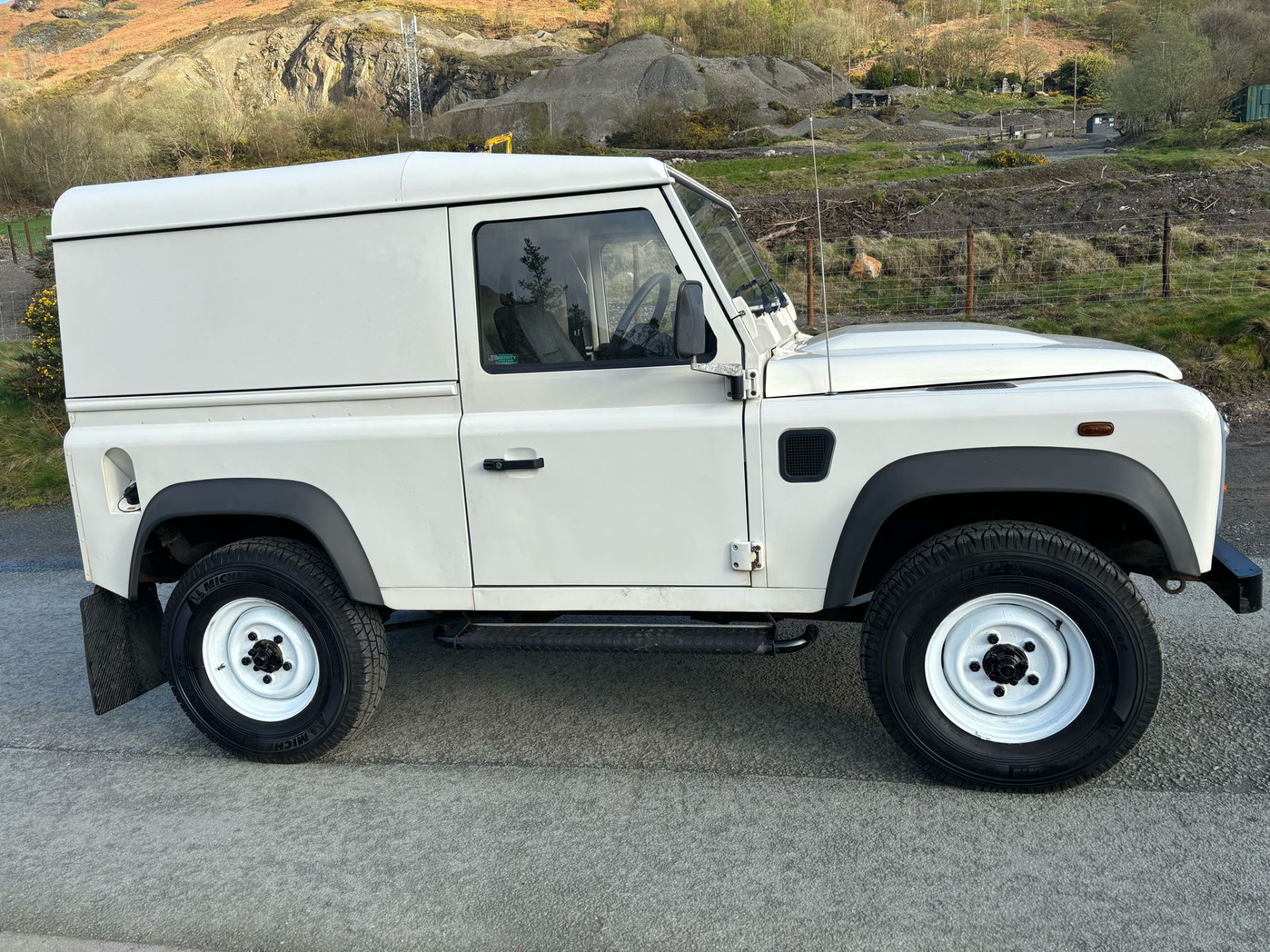 LAND ROVER DEFENDER 90 HARDTOP 4X4 SWB - Image 10 of 14