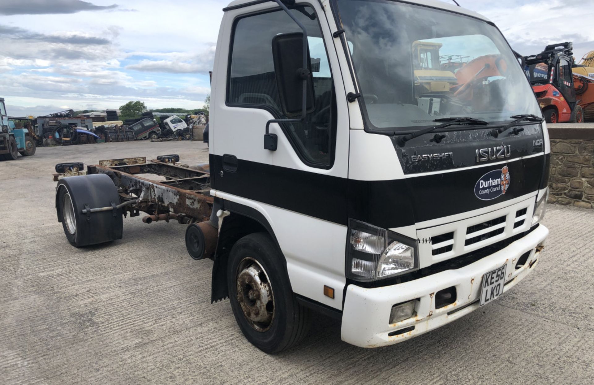 ISUZU 75 CAB AND CHASSIS - Image 2 of 9
