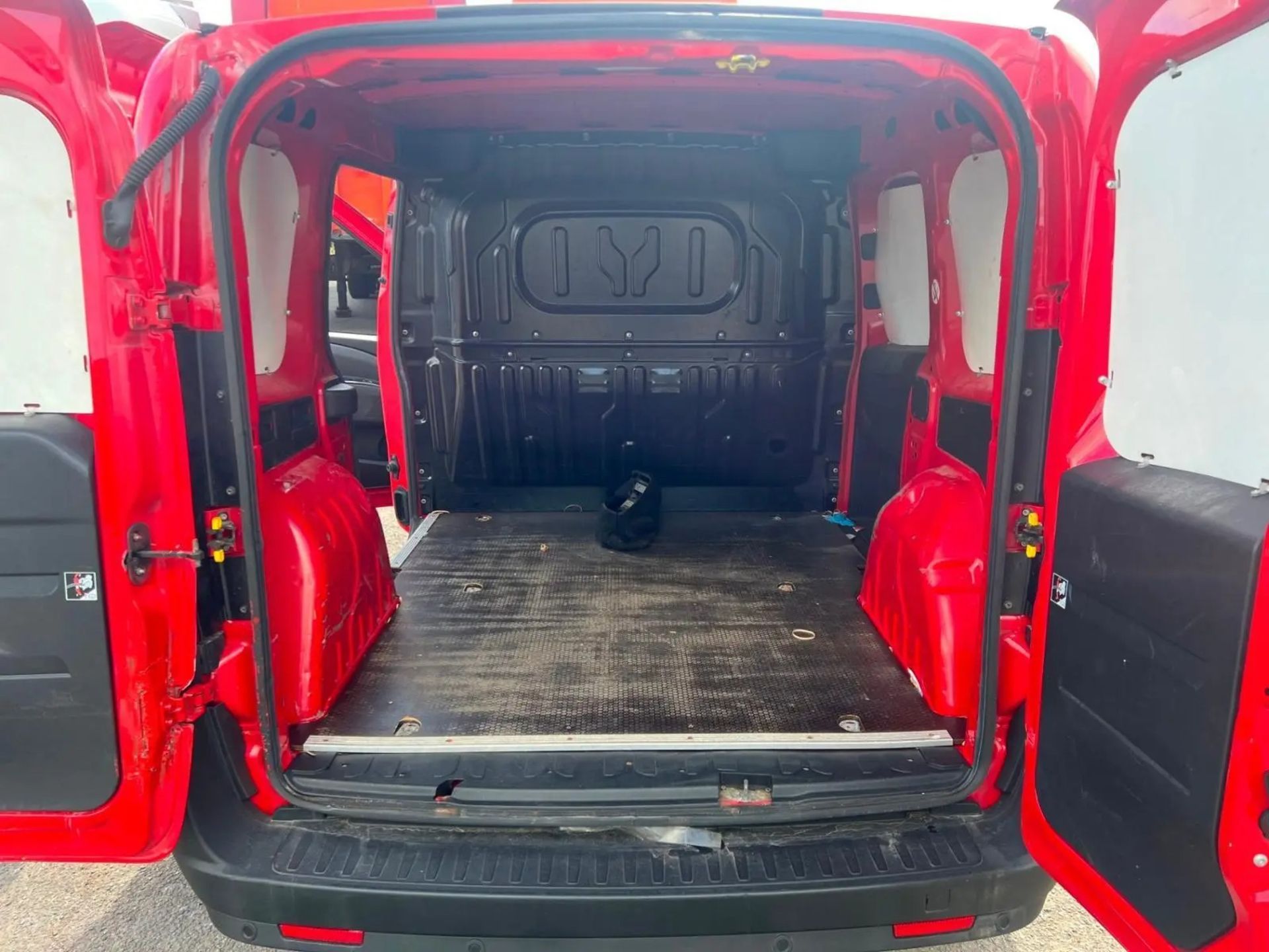 >>--NO VAT ON HAMMER--<< 2013 FIAT DOBLO CDTI PANEL VAN - LOW MILEAGE, FULL SERVICE HISTORY - Image 8 of 12