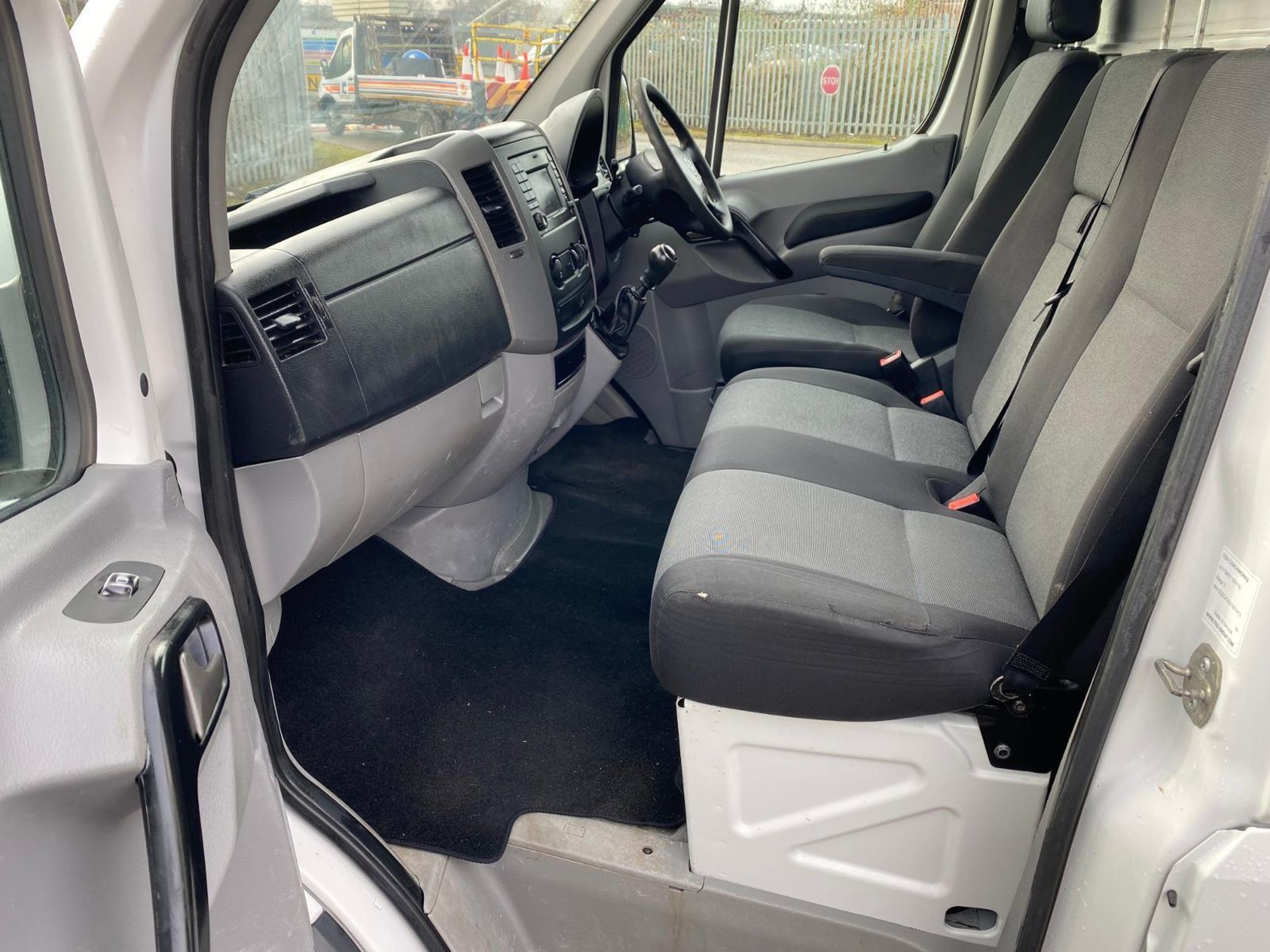 2016 VW CRAFTER: DROP DOWN CAGE TIPPER, MANUAL TRANSMISSION - Image 13 of 13