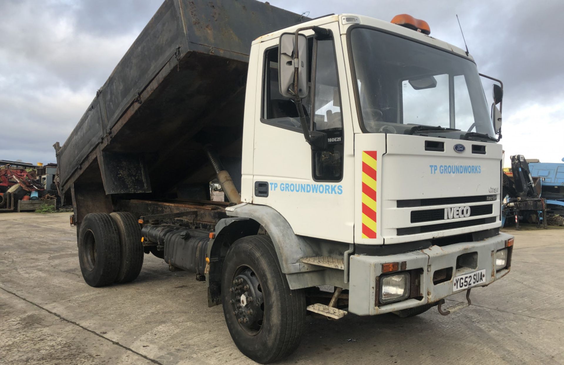 IVECO TRACTOR 180E18 STEEL BODY TIPPER TRUCK - Image 3 of 10