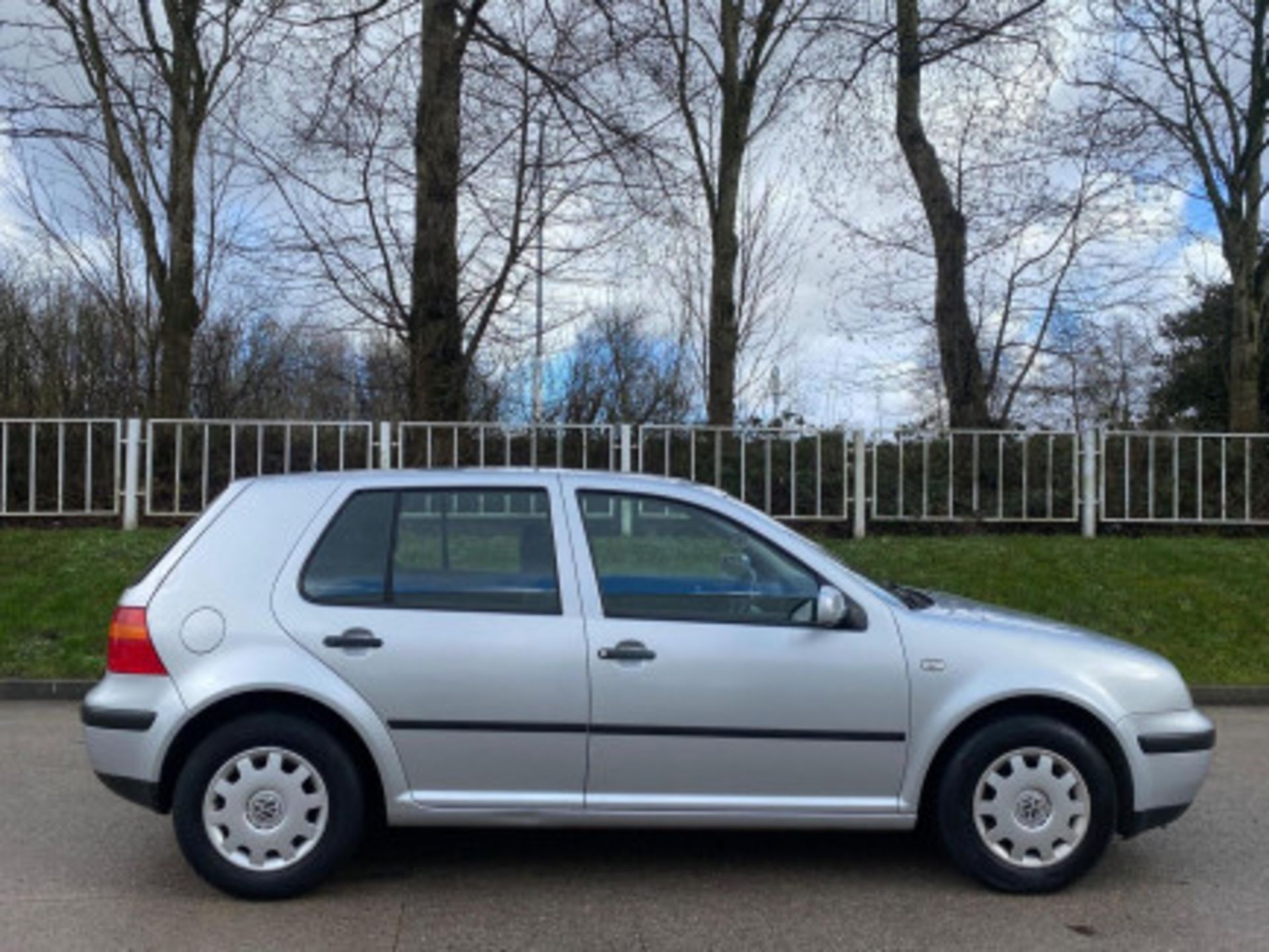 VOLKSWAGEN GOLF 1.6 PETROL SE 5DR AUTOMATIC: ELEVATE YOUR JOURNEY >>--NO VAT ON HAMMER--<< - Image 29 of 71