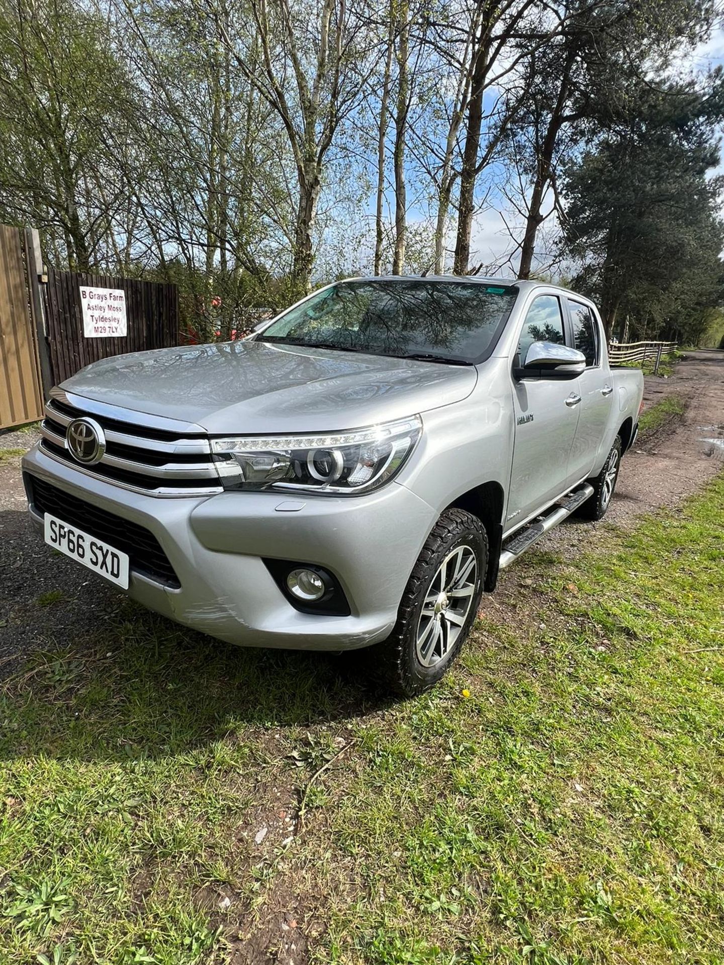 TOYOTA HILUX INVINCIBLE - Image 10 of 25
