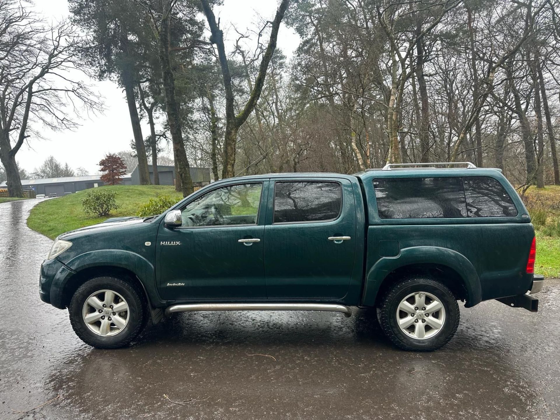 TOYOTA HILUX 3.0 INVINCIBLE DOUBLE CAB PICKUP TRUCK - Bild 2 aus 11