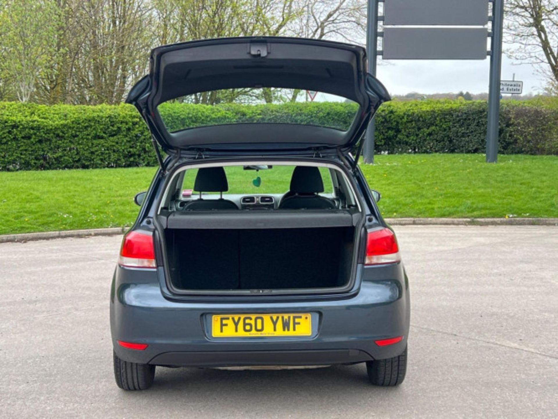 ELEVATE YOUR JOURNEY WITH THE VOLKSWAGEN GOLF 1.4 S EURO 5 5DR >>--NO VAT ON HAMMER--<< - Image 94 of 108