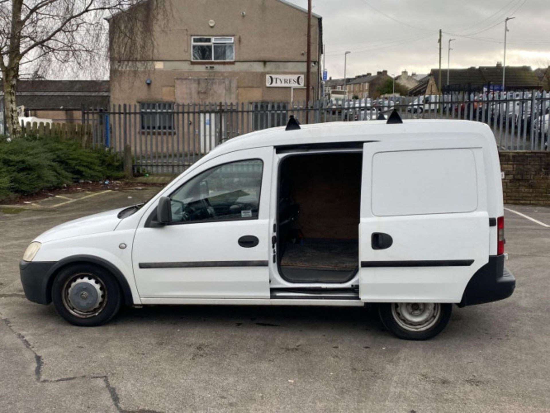 VAUXHALL COMBO 1.7 DTI 2000: A RELIABLE AND WELL-MAINTAINED VAN >>--NO VAT ON HAMMER--<< - Image 25 of 36