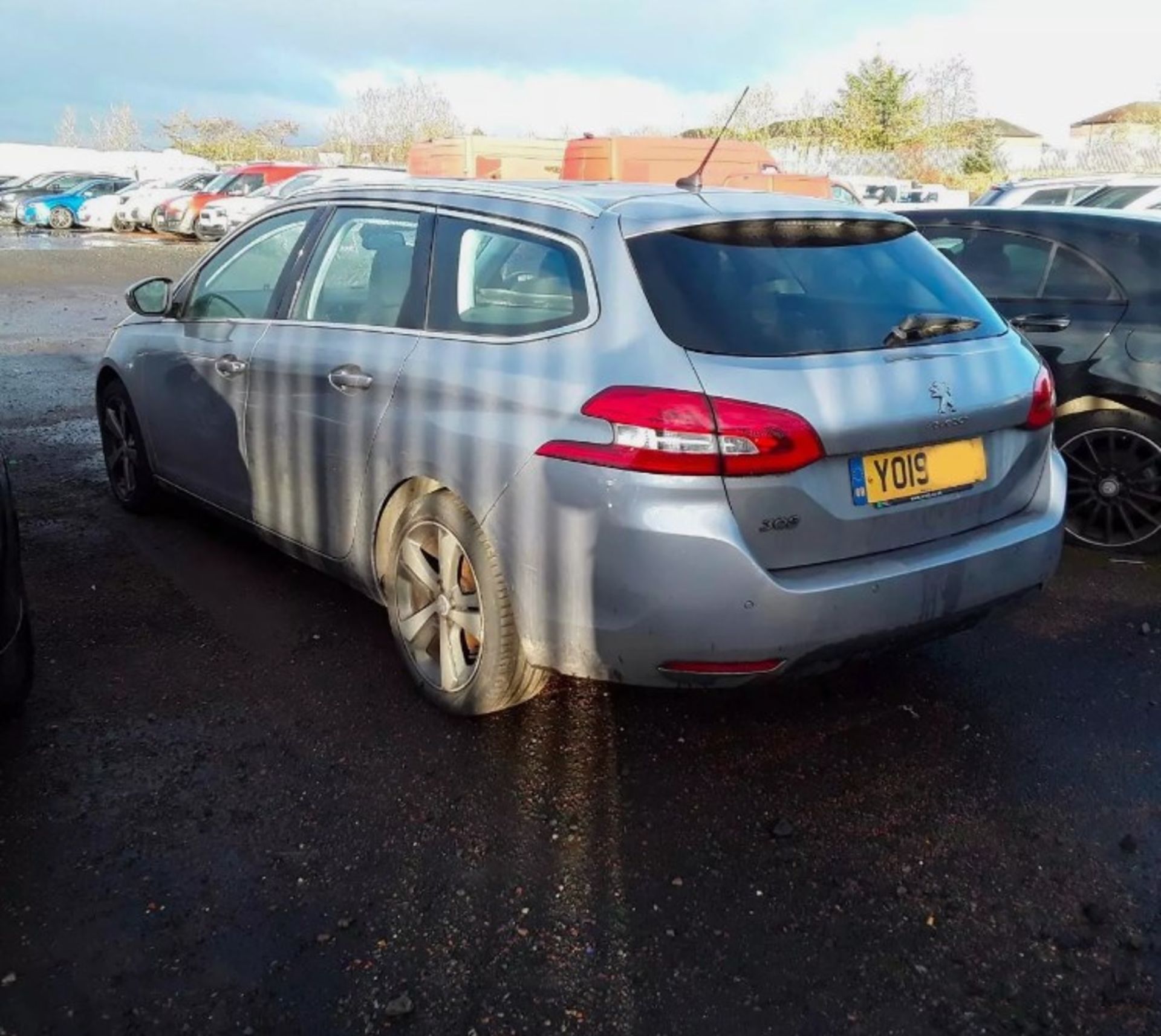 >>--NO VAT ON HAMMER--<< STYLISH 2019 PEUGEOT 308 ESTATE ALLURE HDI 130 (SPARES OR REPAIRS) - Image 6 of 13
