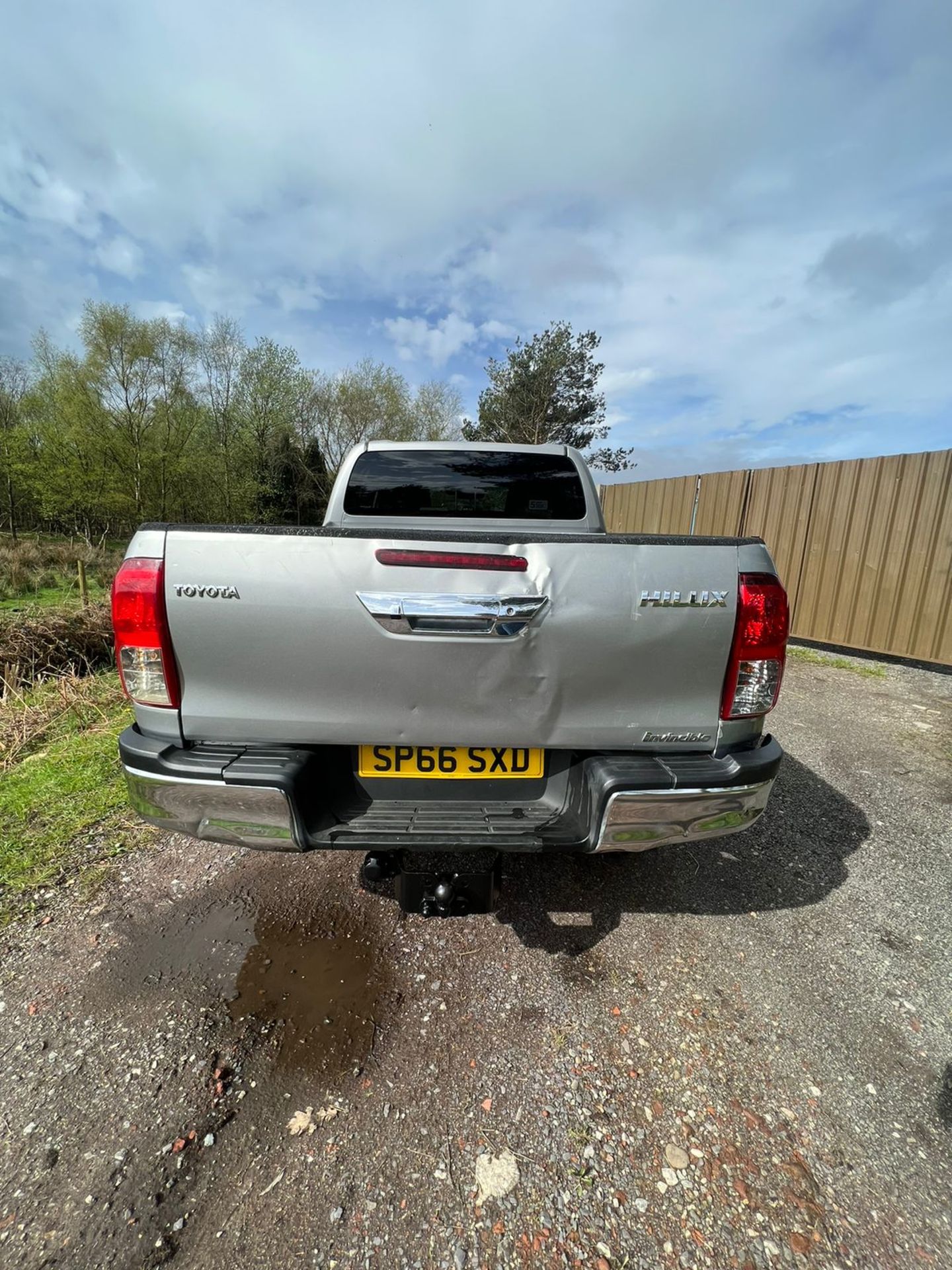 TOYOTA HILUX INVINCIBLE - Image 19 of 25