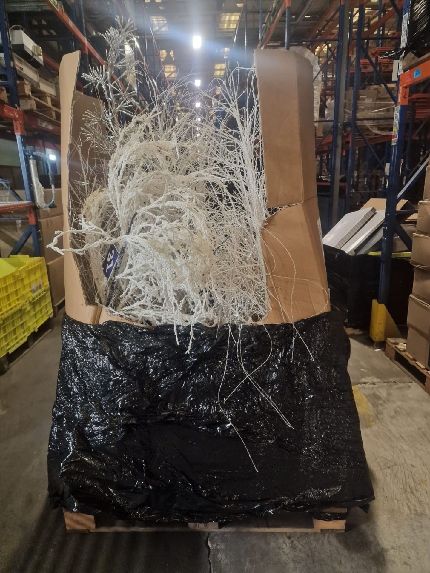 1 PALLET OF CLEARANCE LED LIGHTS,LED TREES, DEOCRATIONS & MORE!
