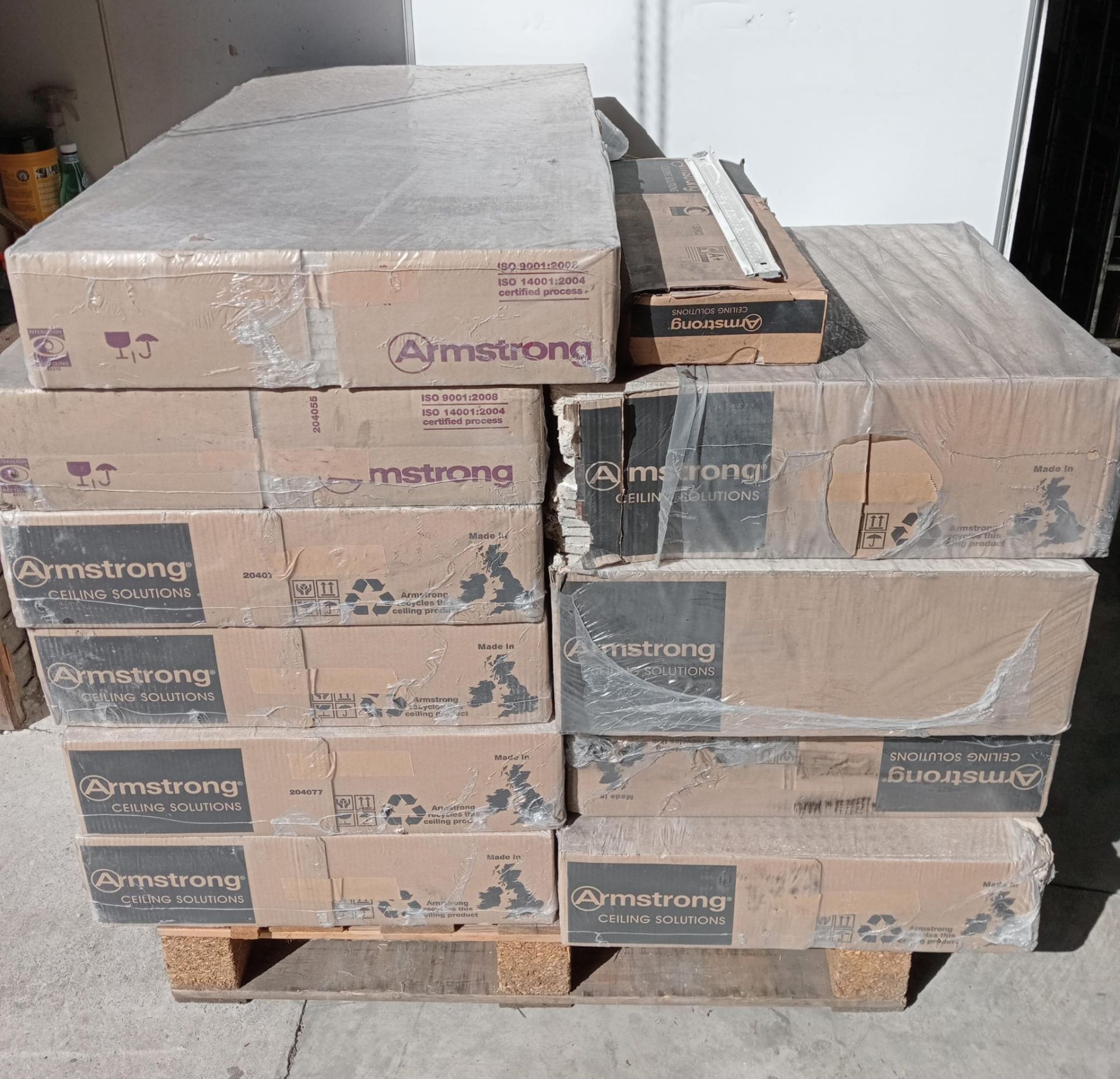 JOBLOT OF ARMSTRONG ACOUSTIC CEILING TILES INC 5461, 9120 AND 2539 - GRADE B