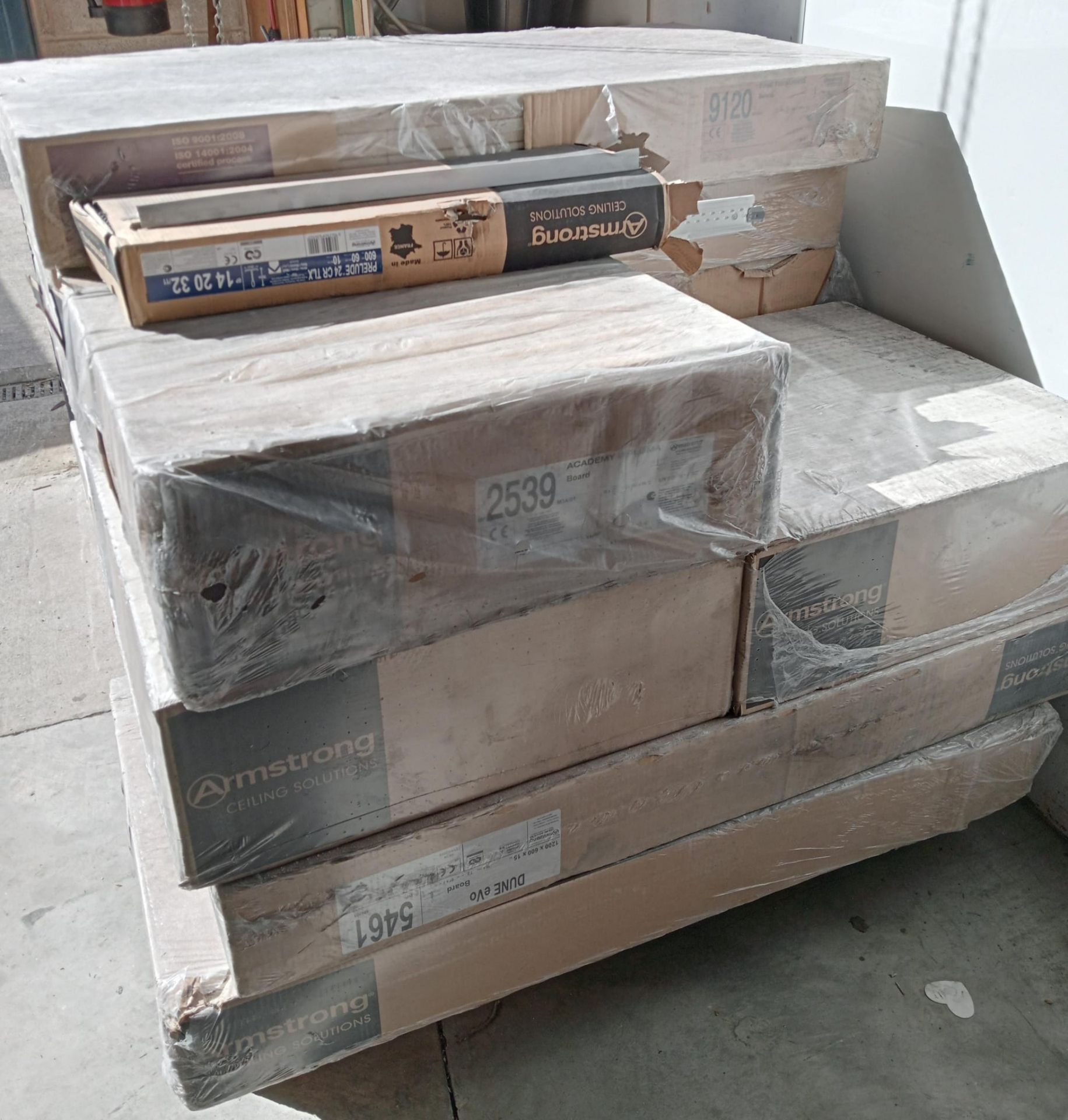JOBLOT OF ARMSTRONG ACOUSTIC CEILING TILES INC 5461, 9120 AND 2539 - GRADE B - Bild 2 aus 7