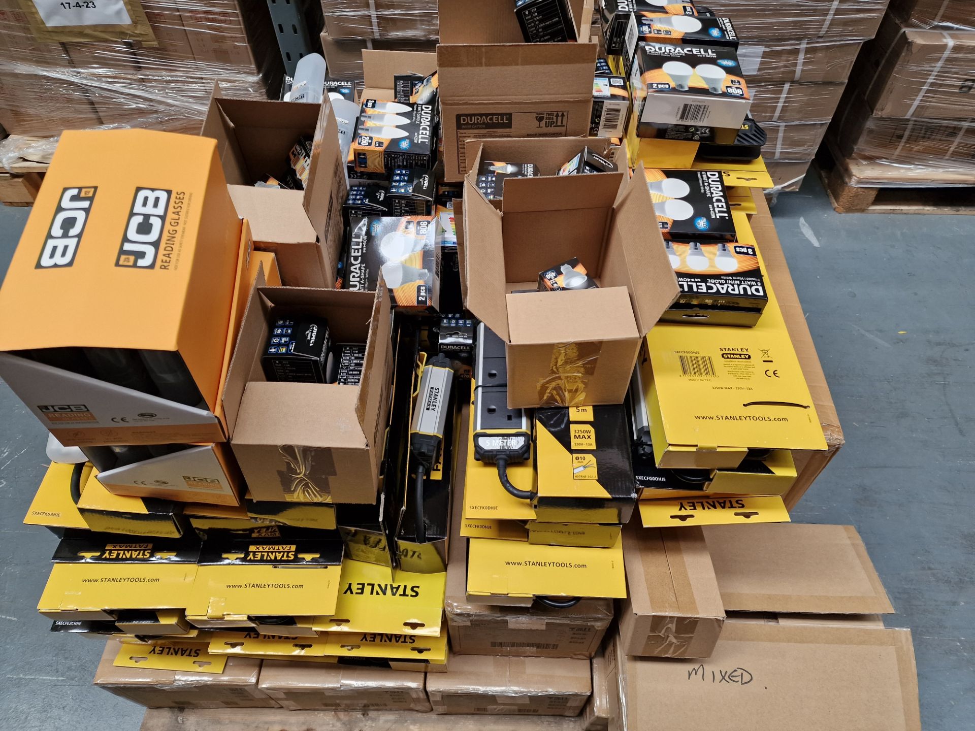 BRANDED GOODS - APPROX RSP £4100 - JCB - DURACELL - STANLEY (LIGHT BULBS, READING GLASSES) - Bild 2 aus 18