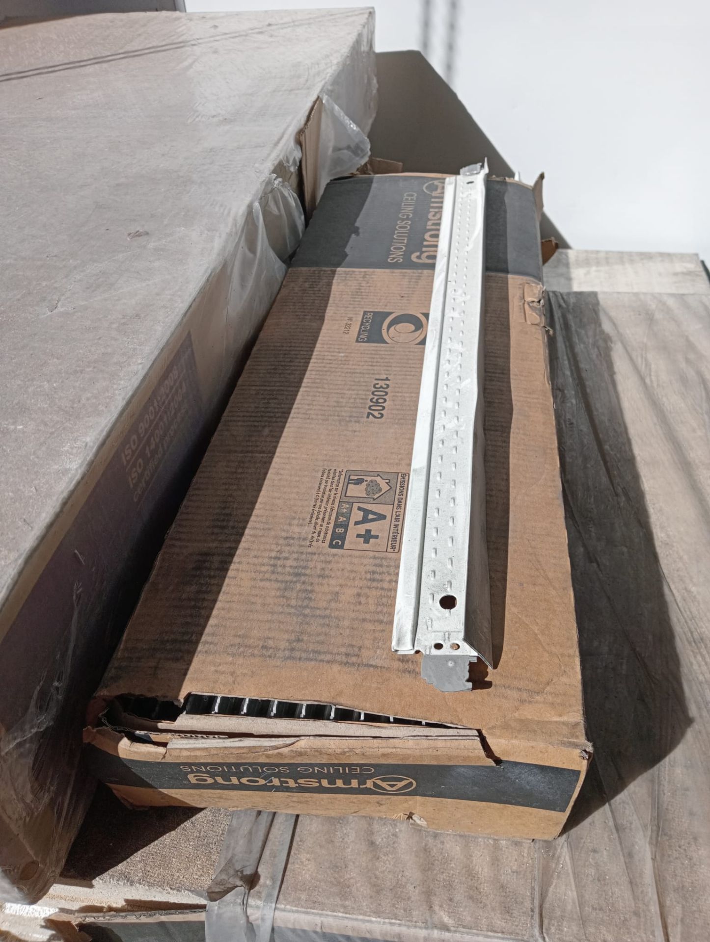 JOBLOT OF ARMSTRONG ACOUSTIC CEILING TILES INC 5461, 9120 AND 2539 - GRADE B - Bild 7 aus 7